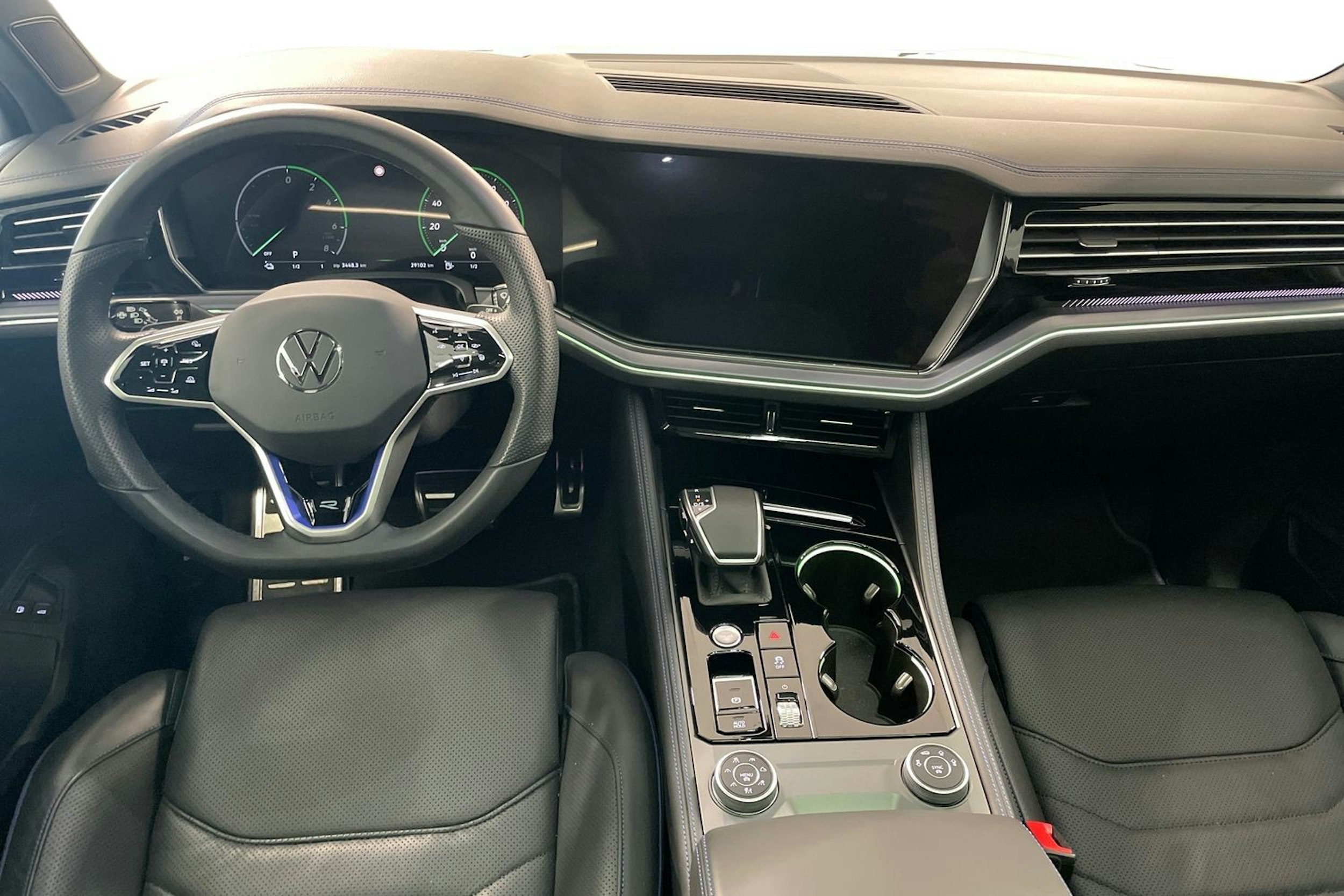 harmaa Volkswagen Touareg 2024 kuva 9.
