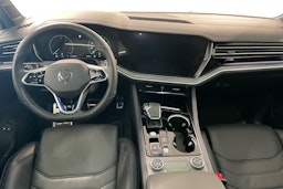 harmaa Volkswagen Touareg 2024 kuva 9.
