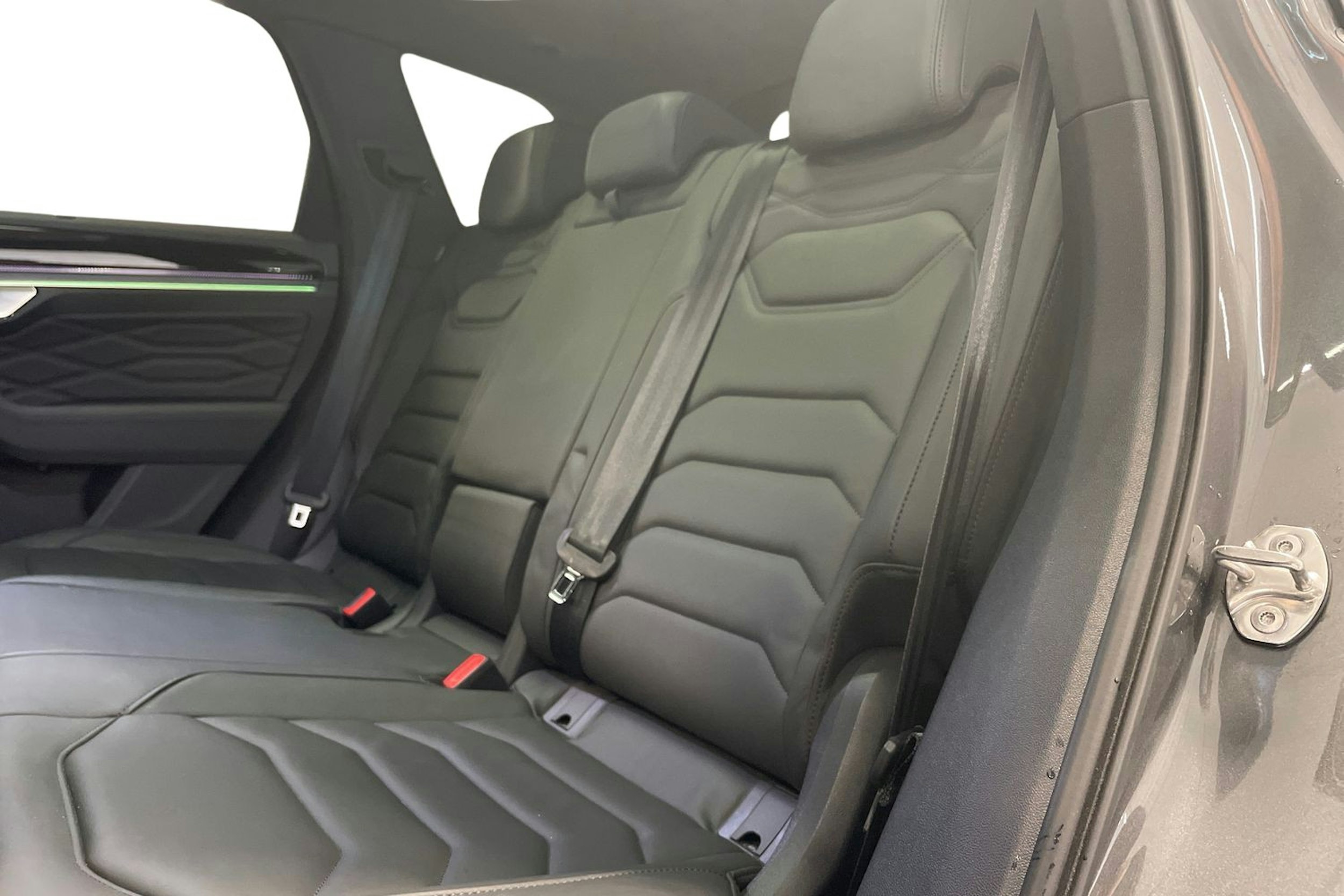 harmaa Volkswagen Touareg 2024 kuva 10.