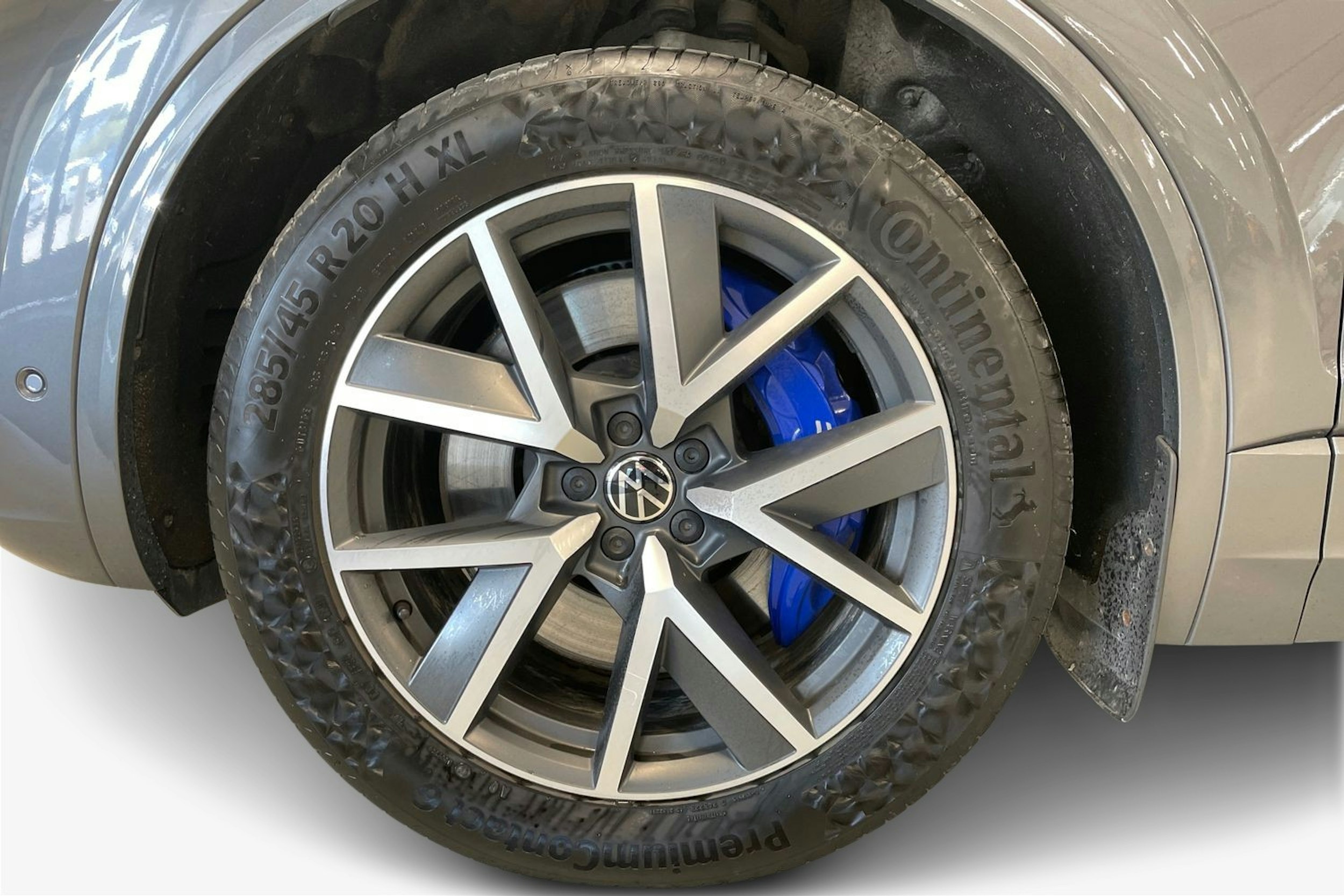harmaa Volkswagen Touareg 2024 kuva 11.