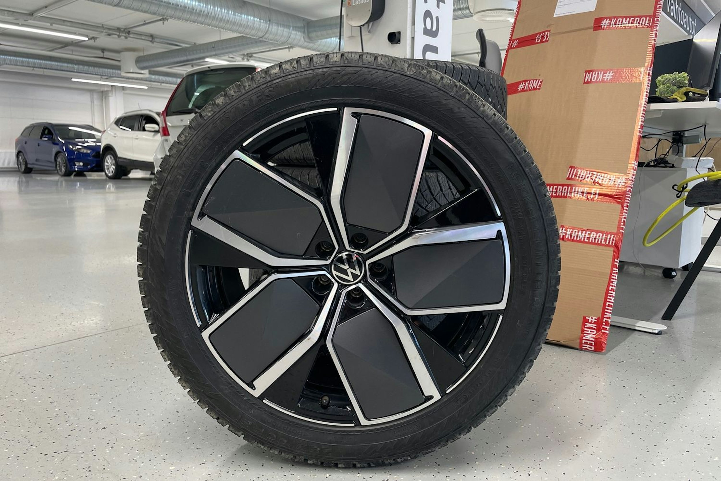 harmaa Volkswagen Touareg 2024 kuva 13.