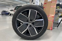 harmaa Volkswagen Touareg 2024 kuva 13.