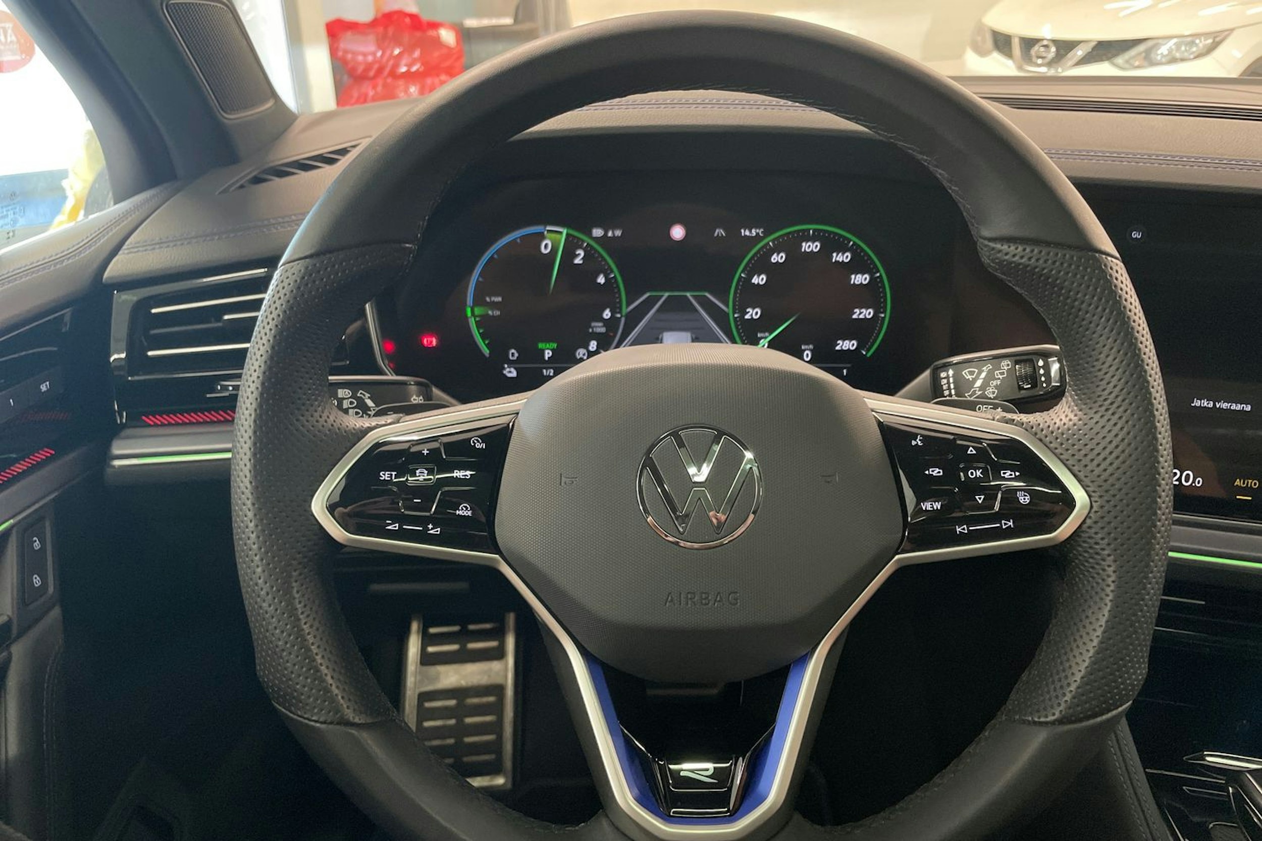 harmaa Volkswagen Touareg 2024 kuva 14.