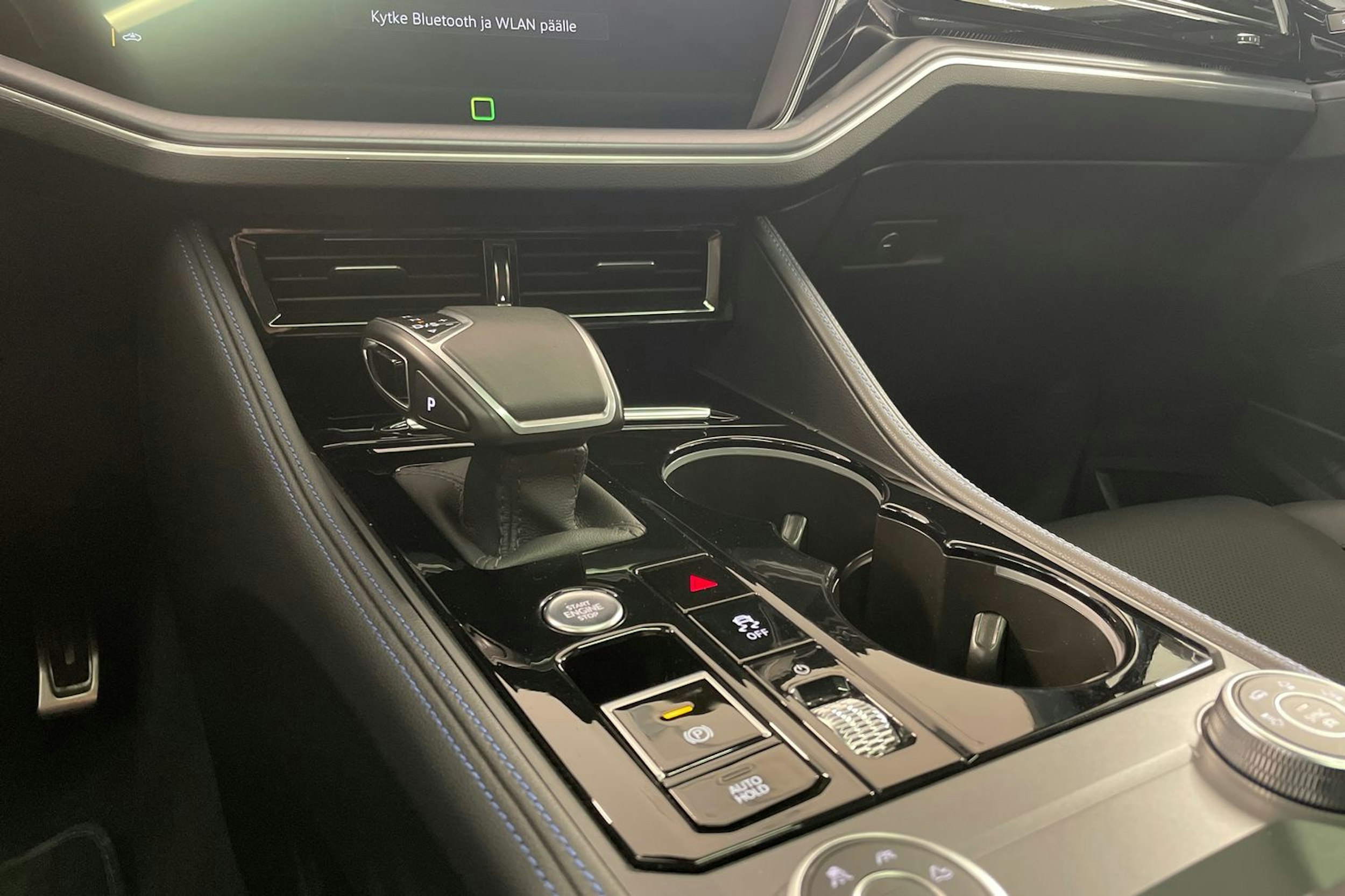 harmaa Volkswagen Touareg 2024 kuva 22.