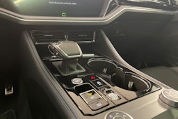 harmaa Volkswagen Touareg 2024 kuva 22.
