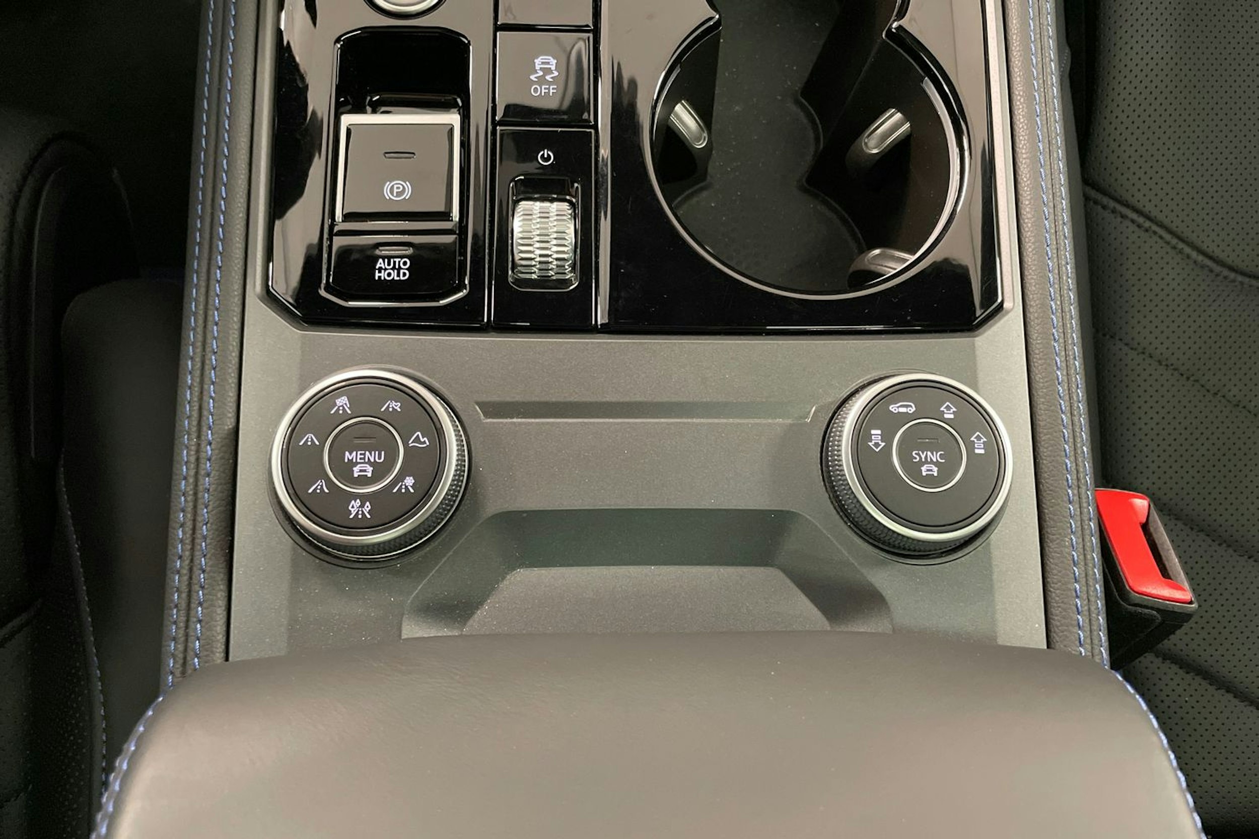 harmaa Volkswagen Touareg 2024 kuva 23.