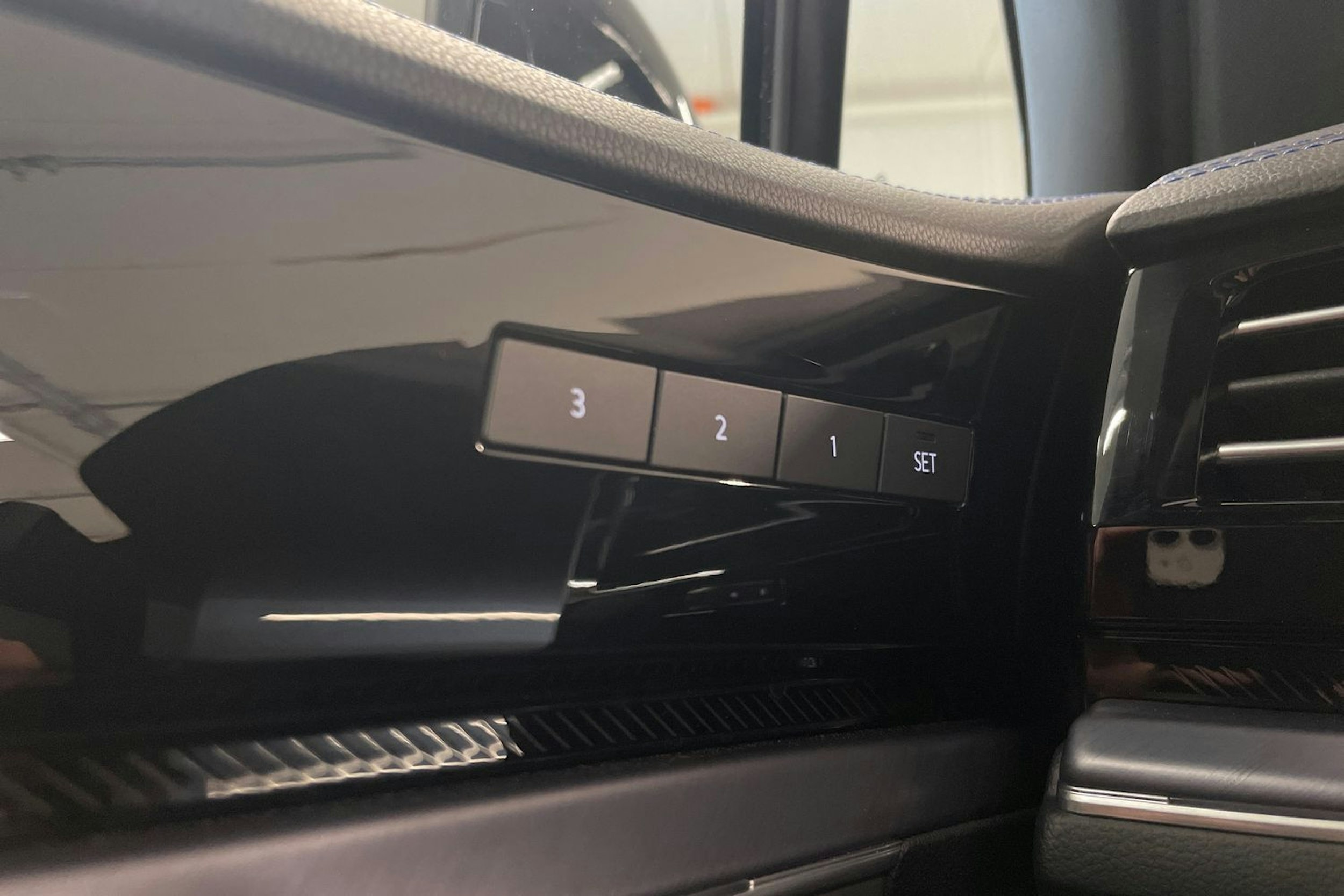 harmaa Volkswagen Touareg 2024 kuva 24.