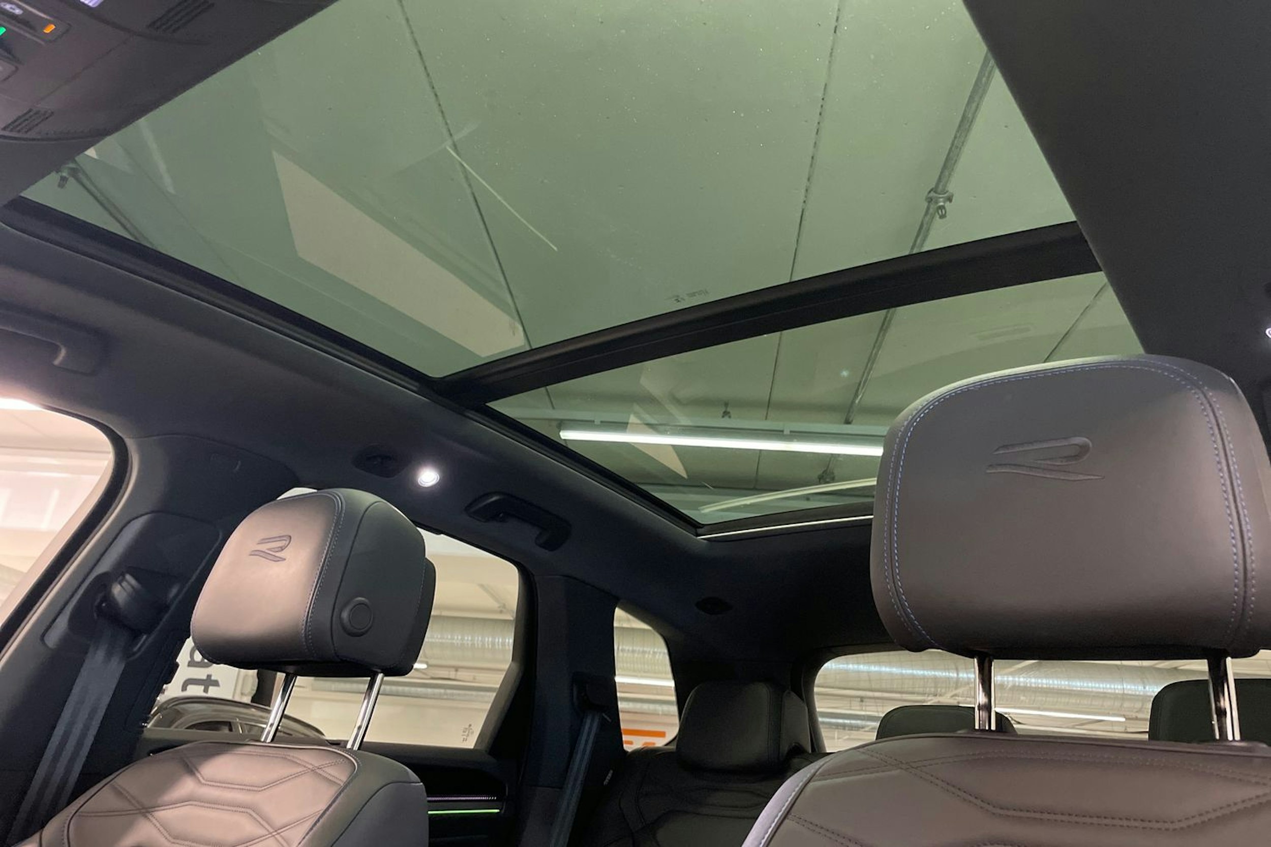 harmaa Volkswagen Touareg 2024 kuva 27.