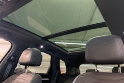harmaa Volkswagen Touareg 2024 kuva 27.