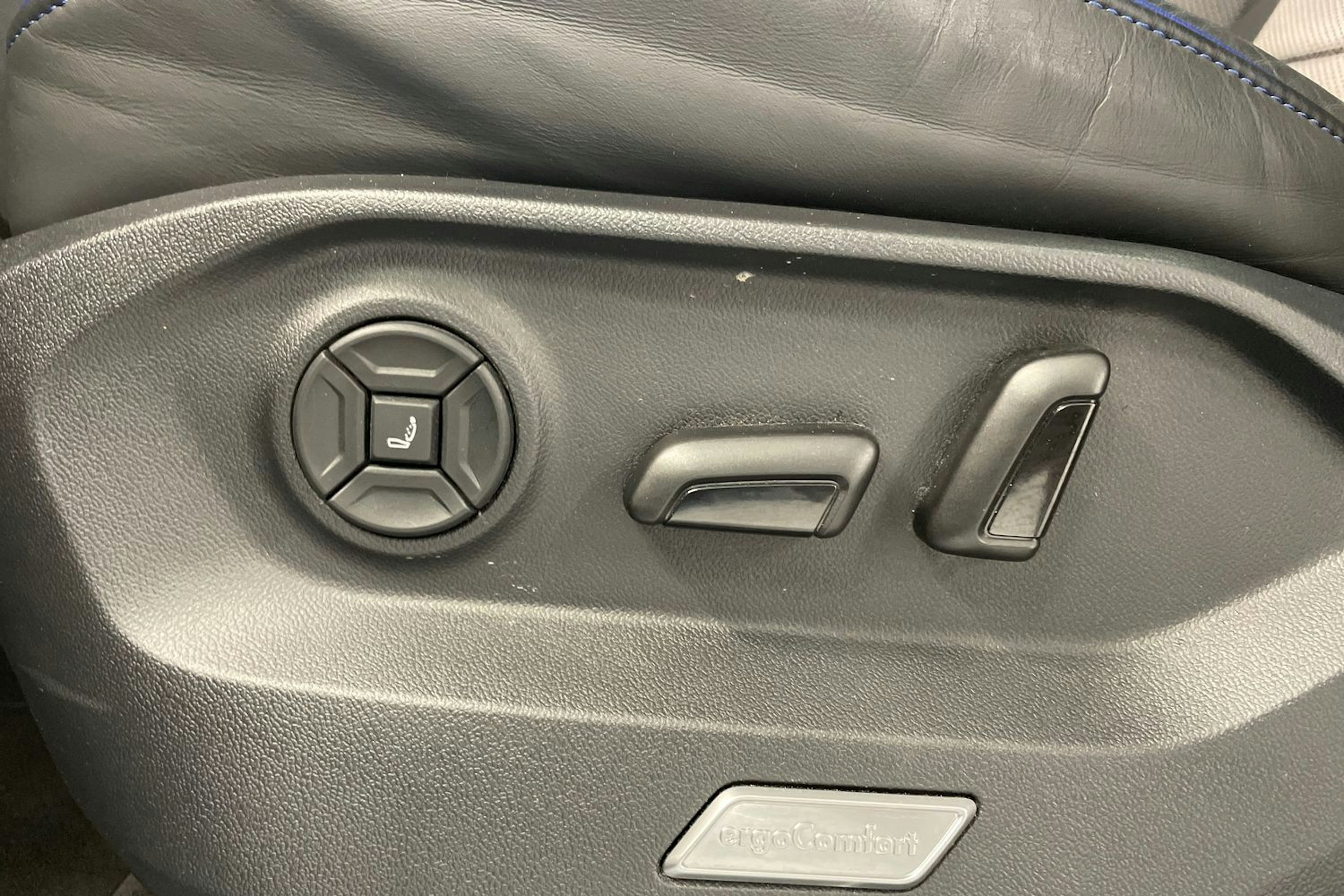 harmaa Volkswagen Touareg 2024 kuva 29.