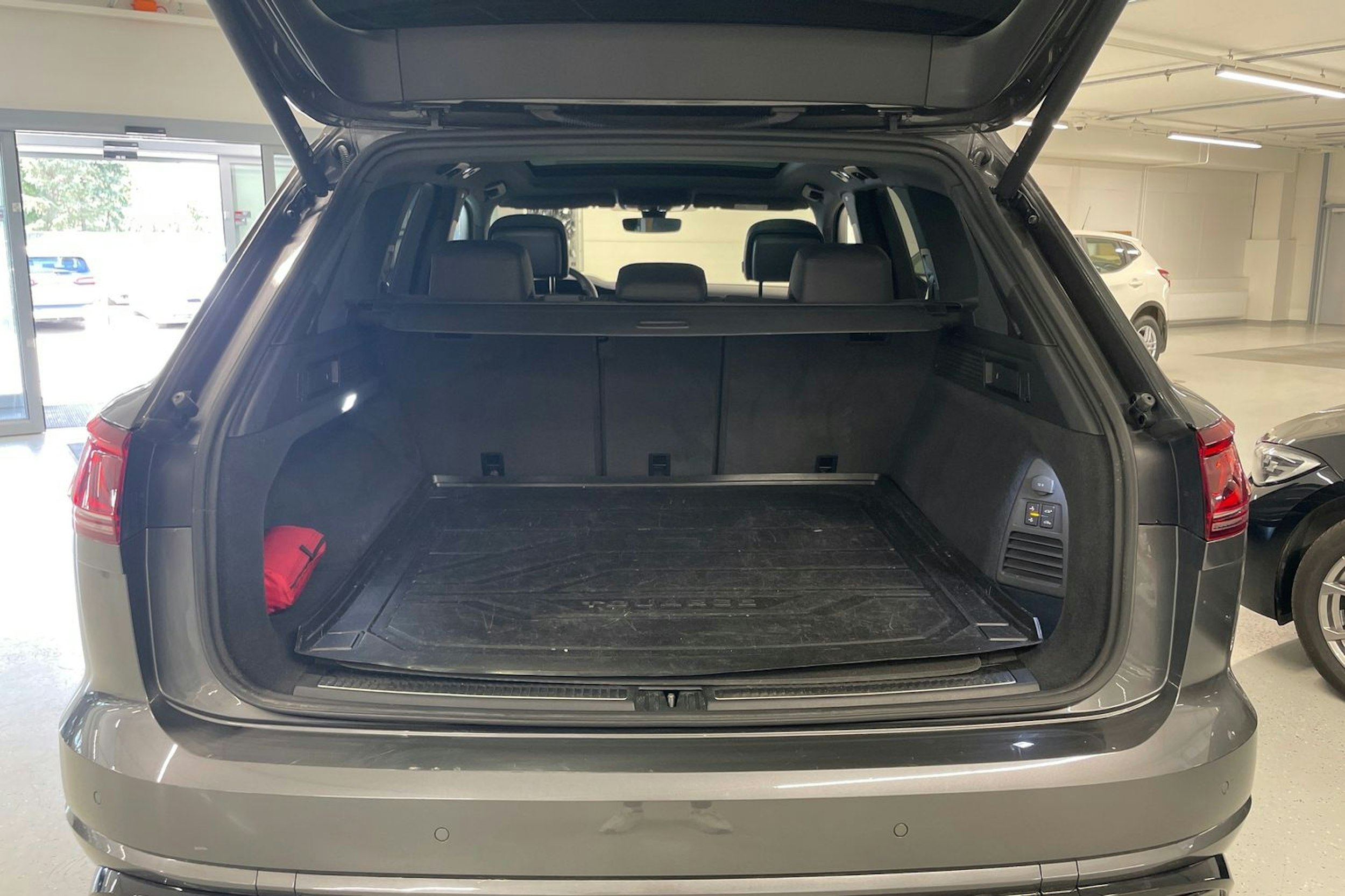 harmaa Volkswagen Touareg 2024 kuva 30.