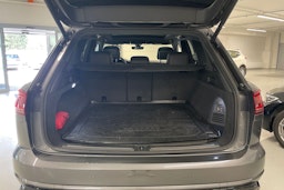 harmaa Volkswagen Touareg 2024 kuva 30.