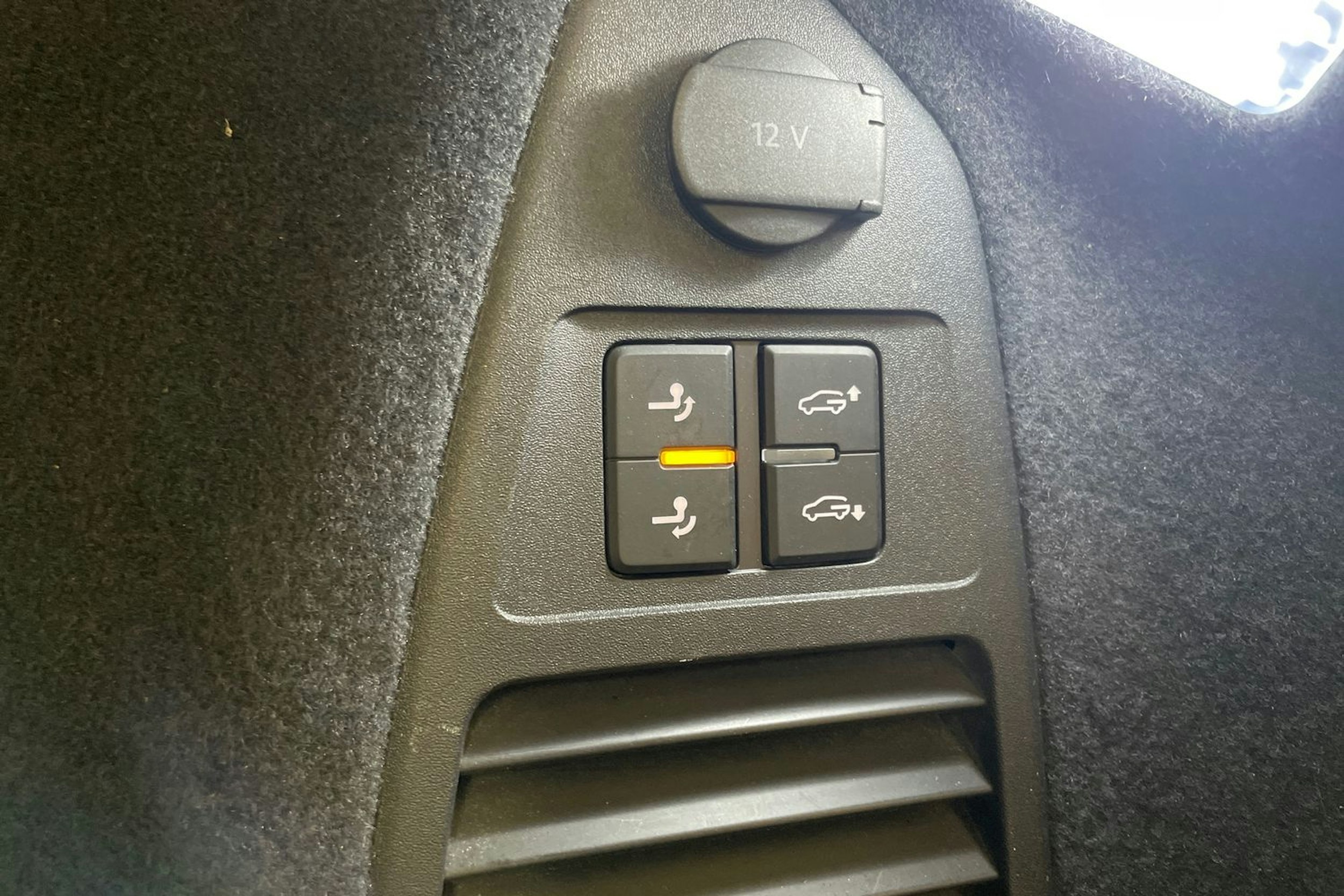 harmaa Volkswagen Touareg 2024 kuva 32.