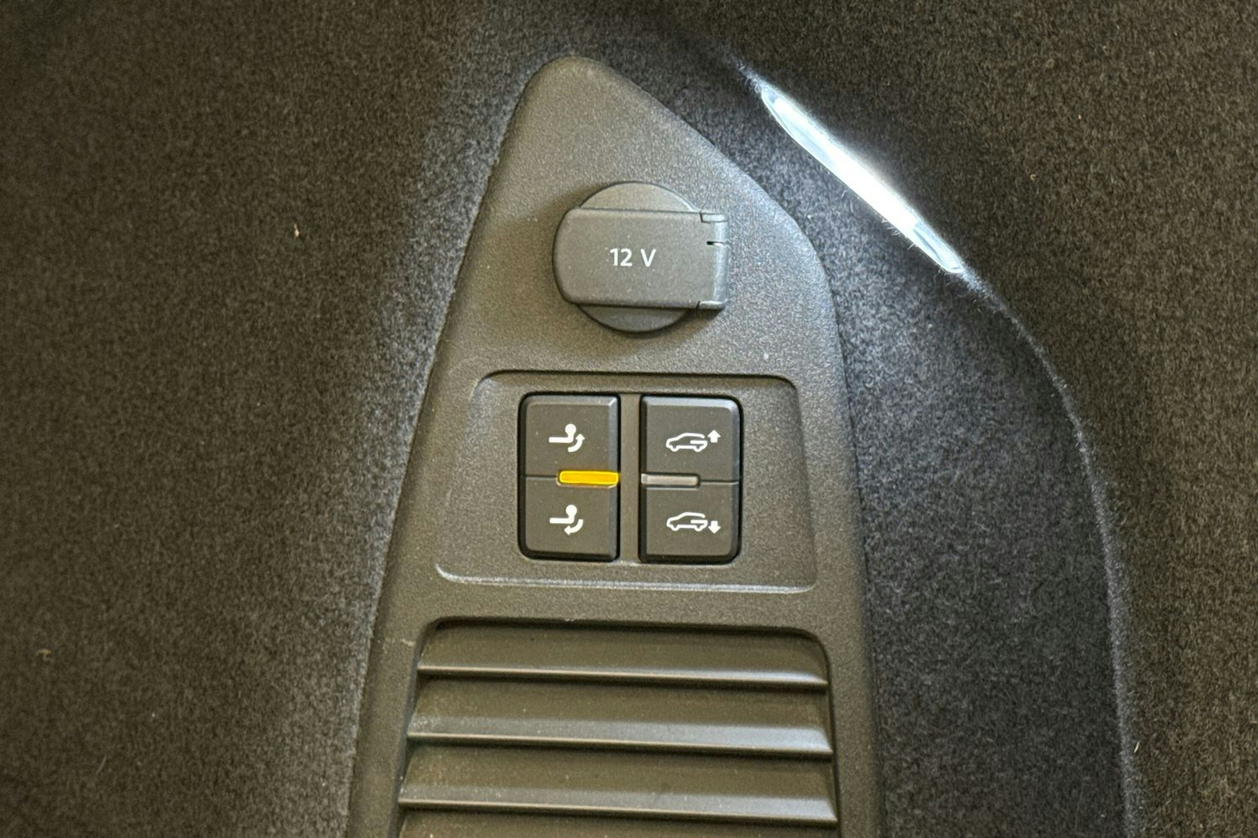 harmaa Volkswagen Touareg 2024 kuva 36.