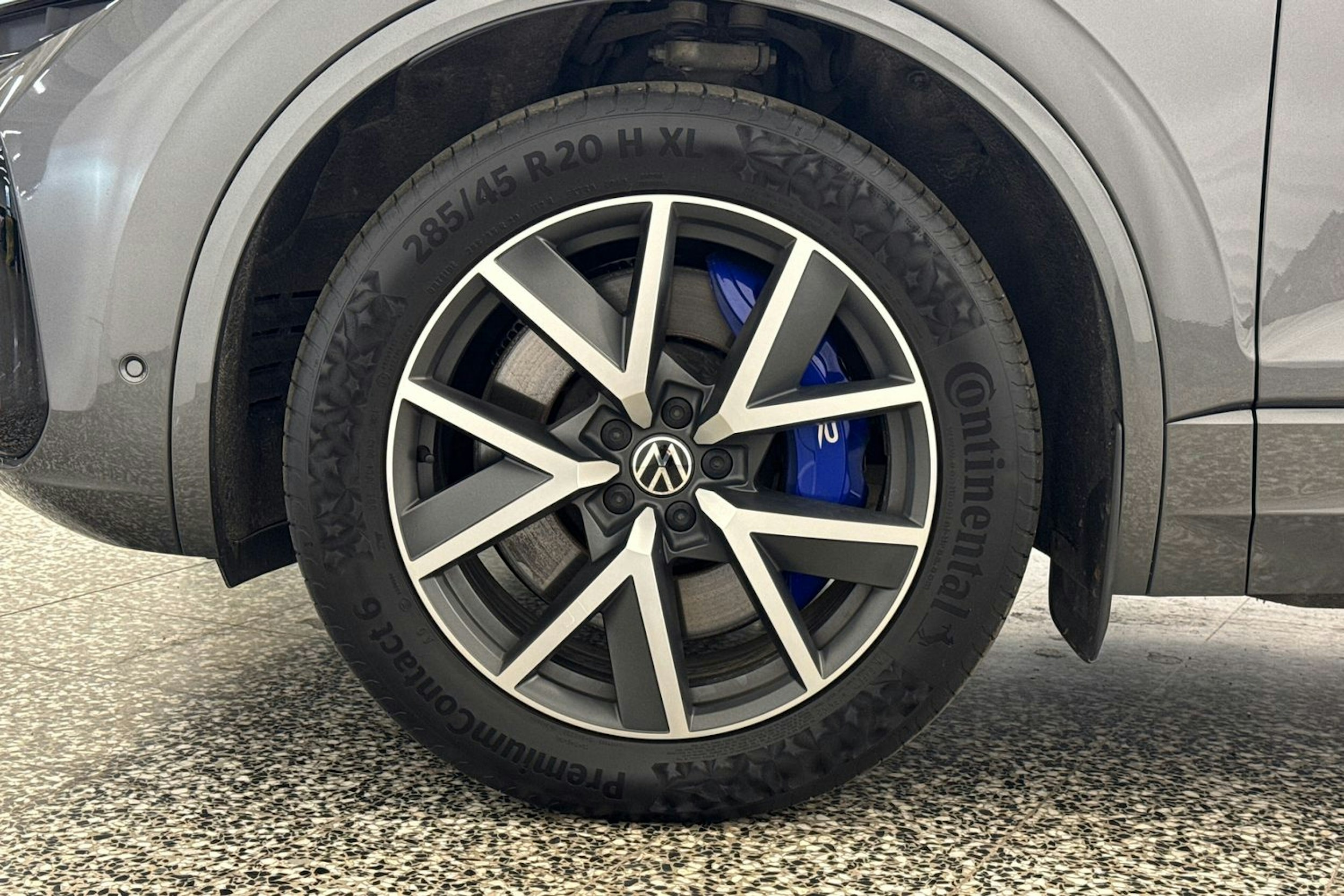 harmaa Volkswagen Touareg 2024 kuva 37.