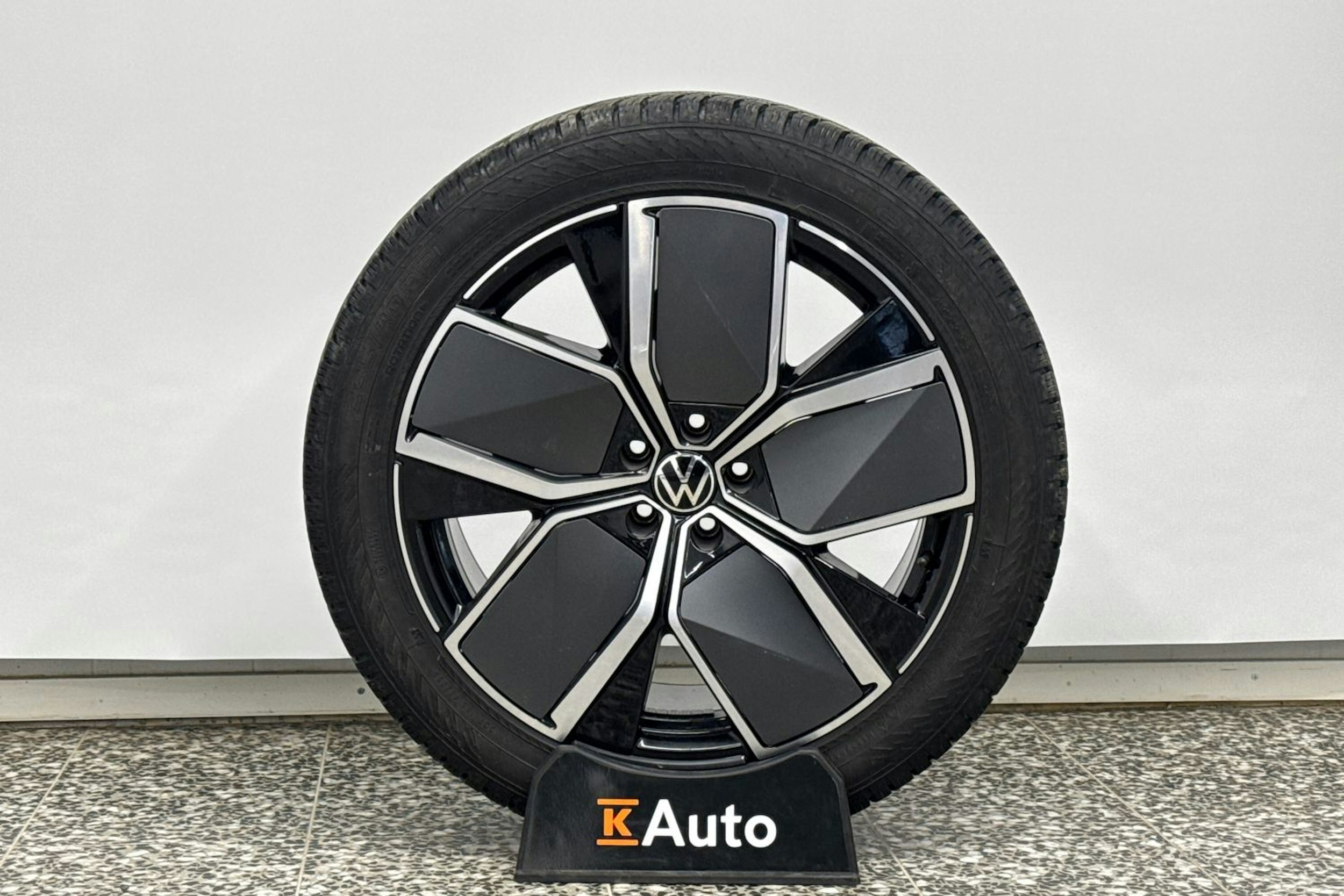 harmaa Volkswagen Touareg 2024 kuva 39.