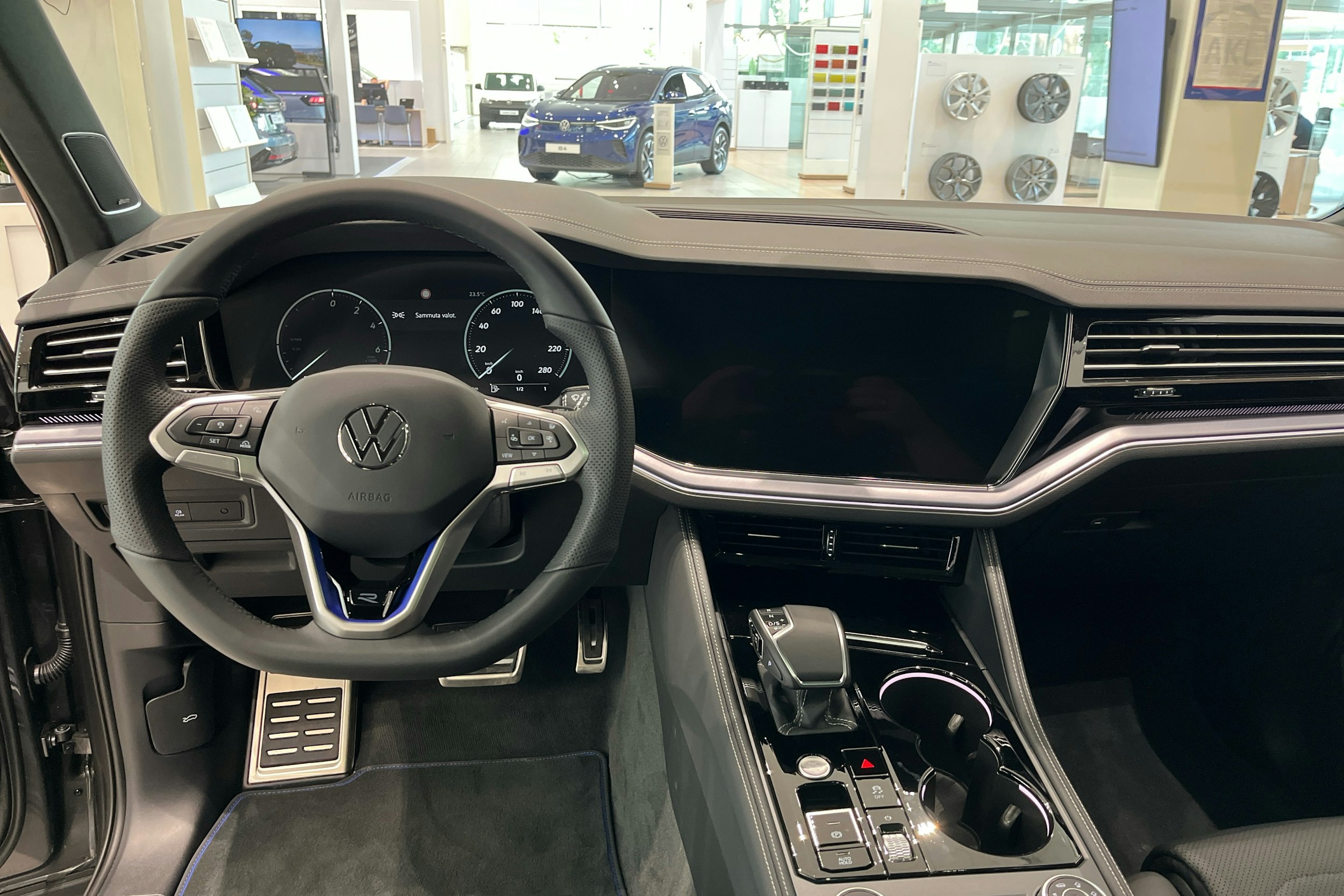 harmaa Volkswagen Touareg 2025 kuva 7.
