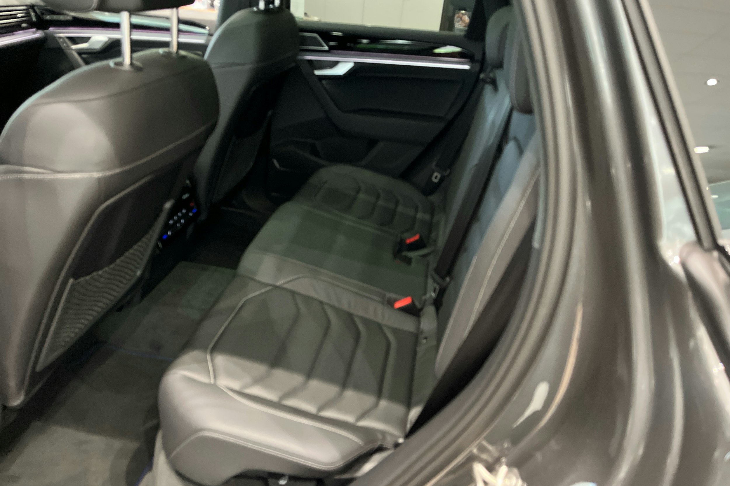 harmaa Volkswagen Touareg 2025 kuva 8.