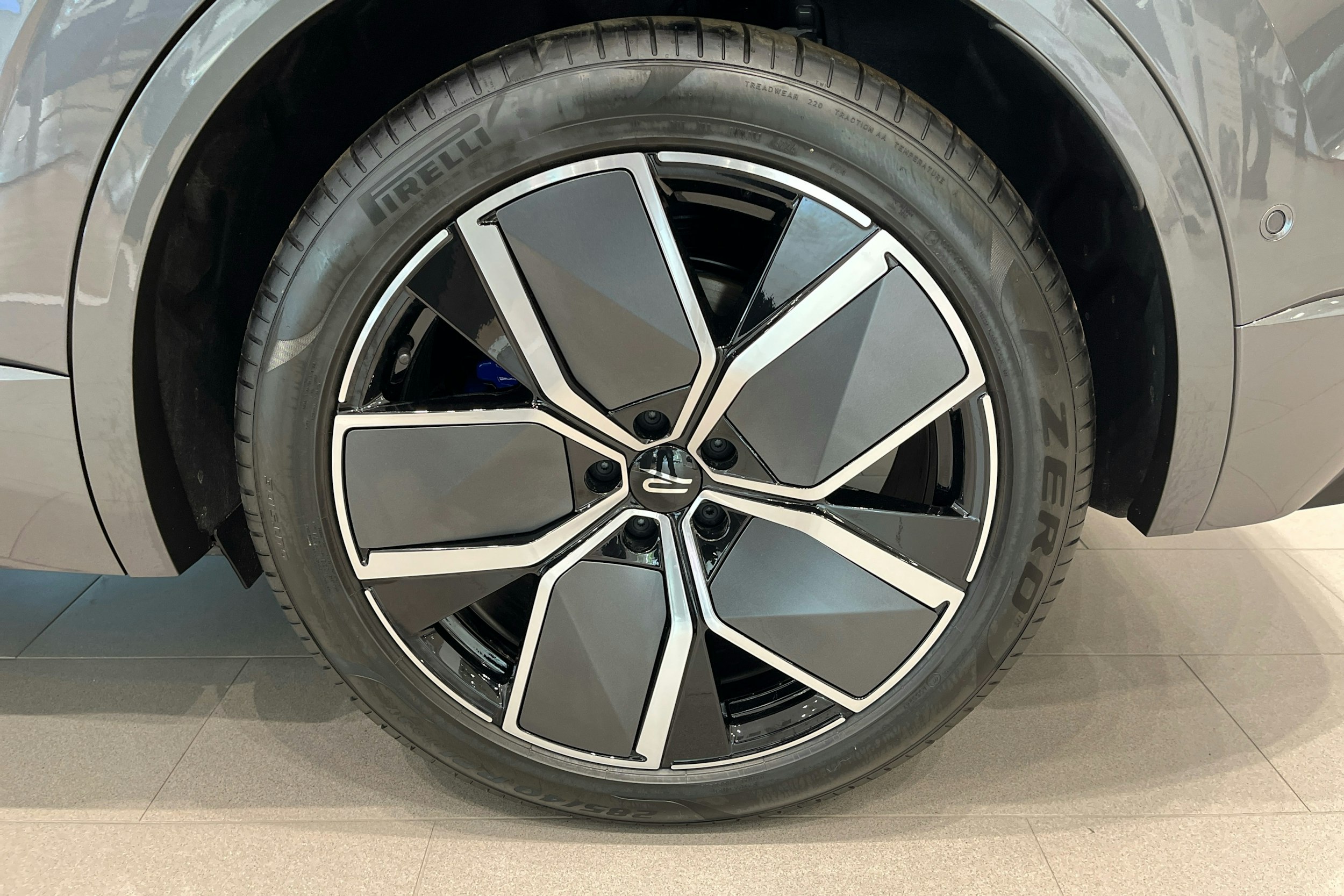 harmaa Volkswagen Touareg 2025 kuva 9.