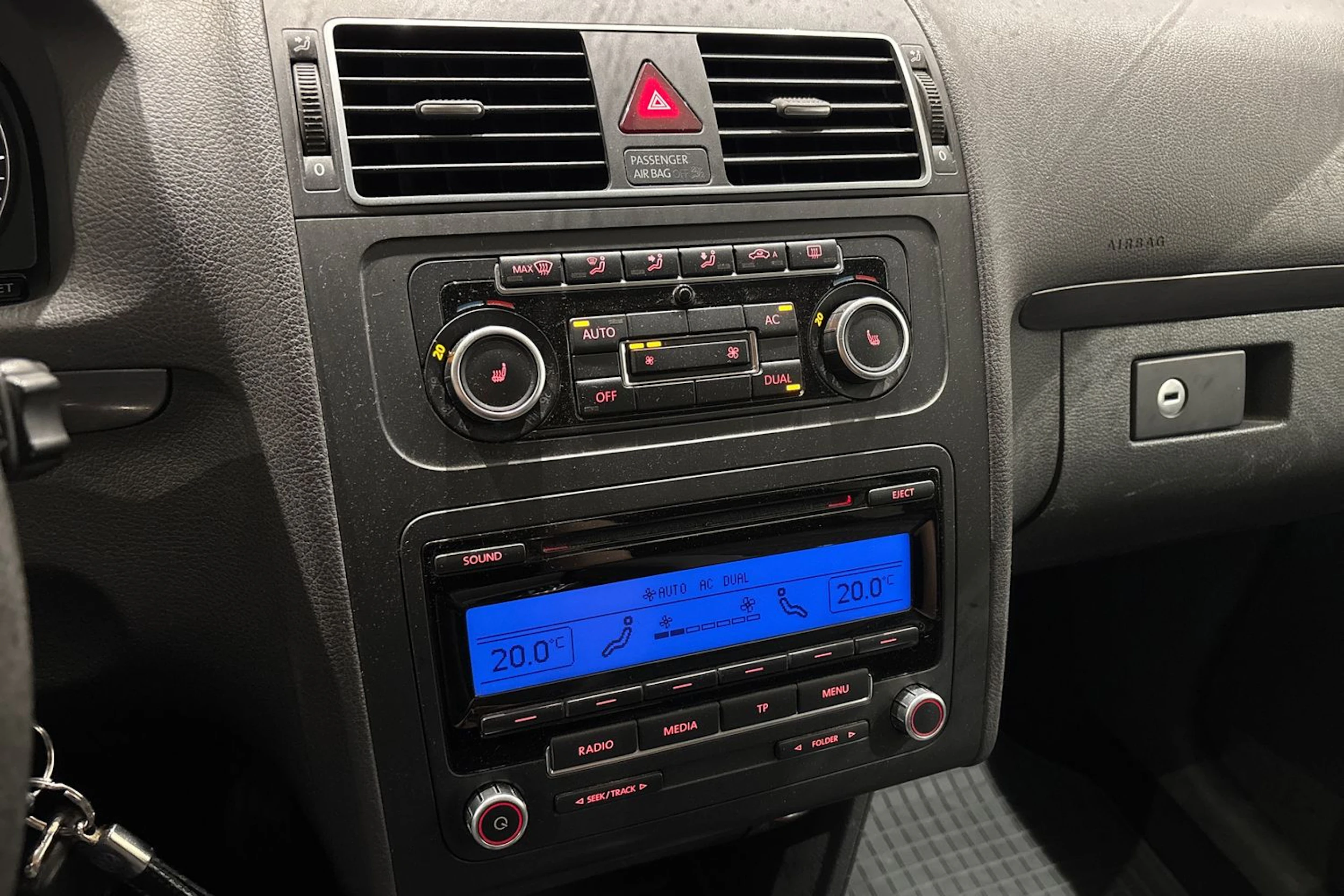 sininen Volkswagen Touran 2010 kuva 17.