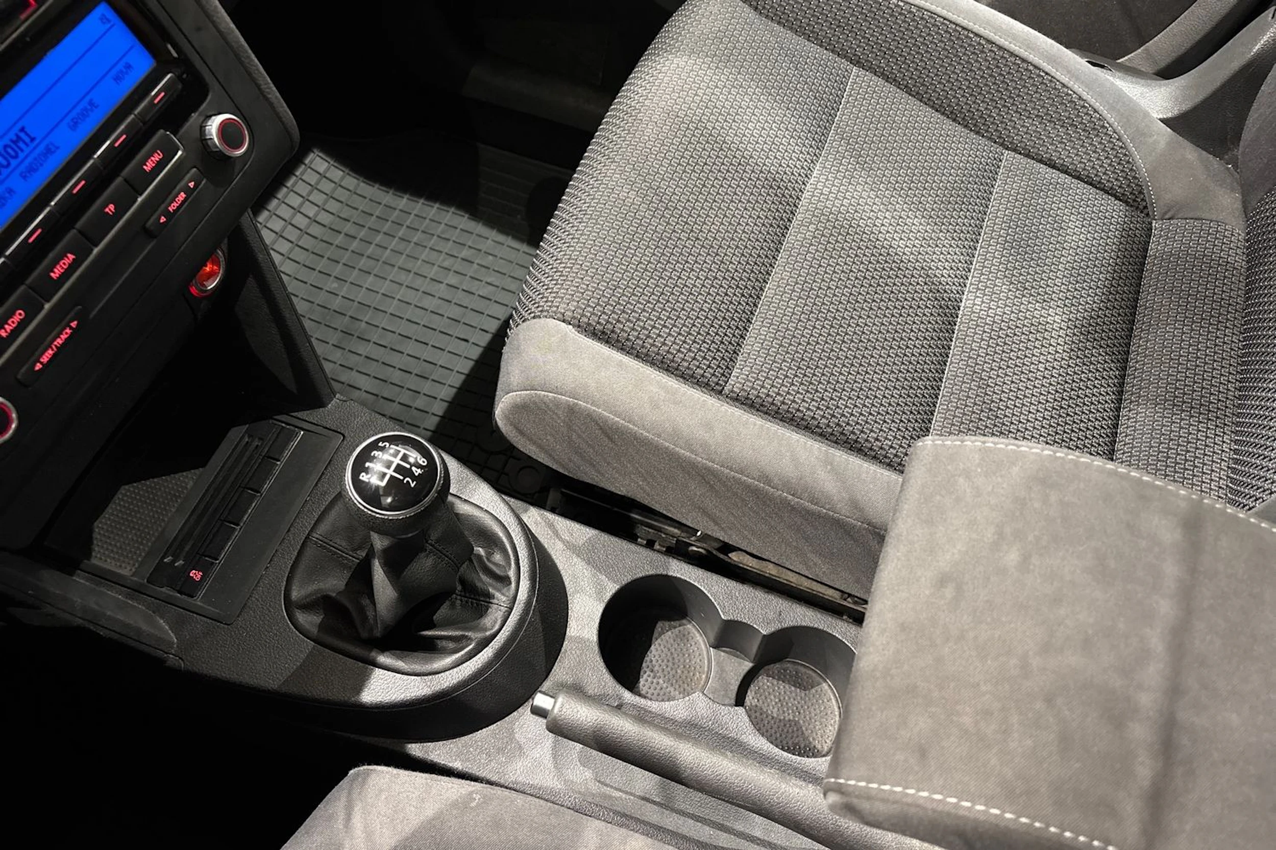 sininen Volkswagen Touran 2010 kuva 18.