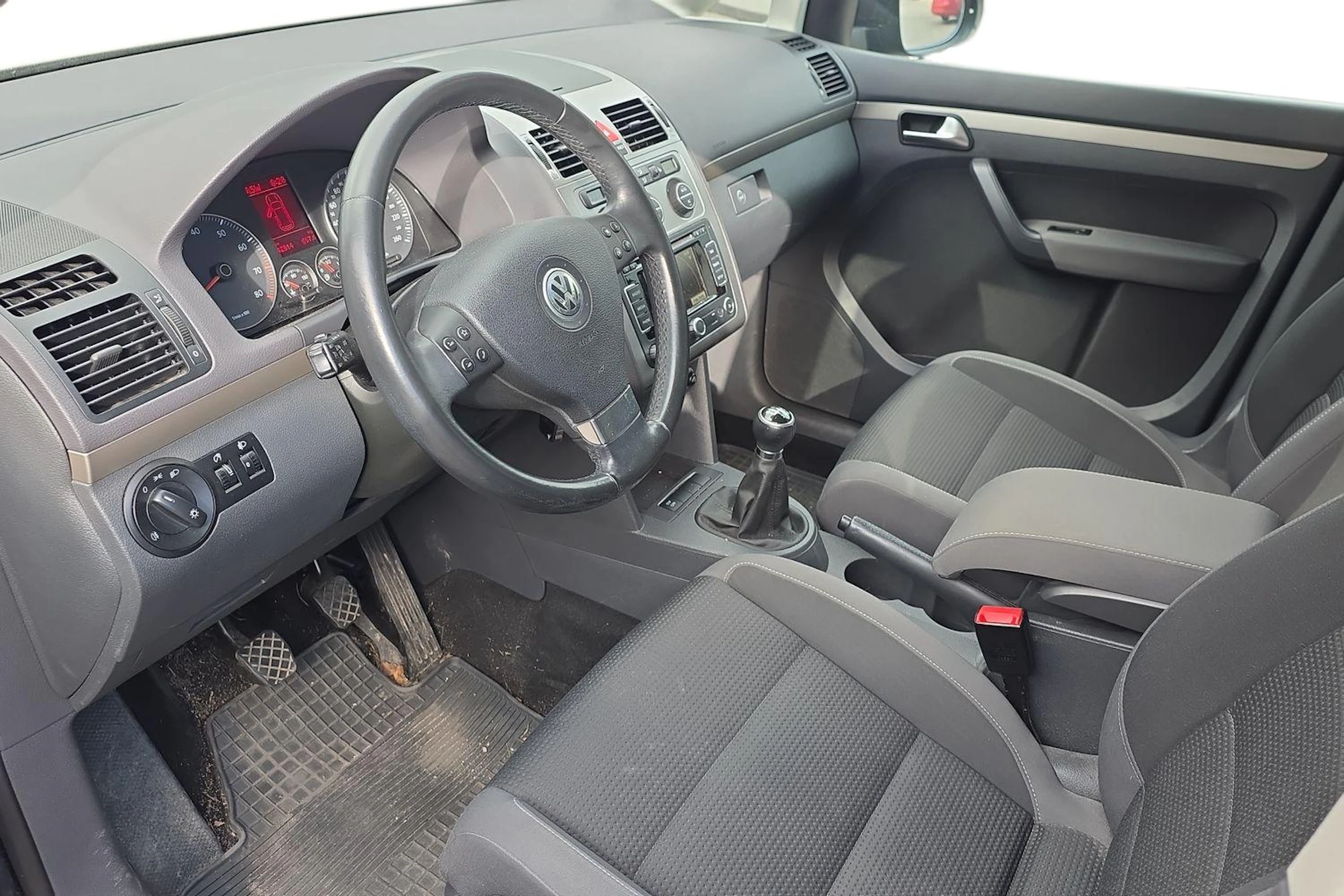 musta Volkswagen Touran 2010 kuva 3.