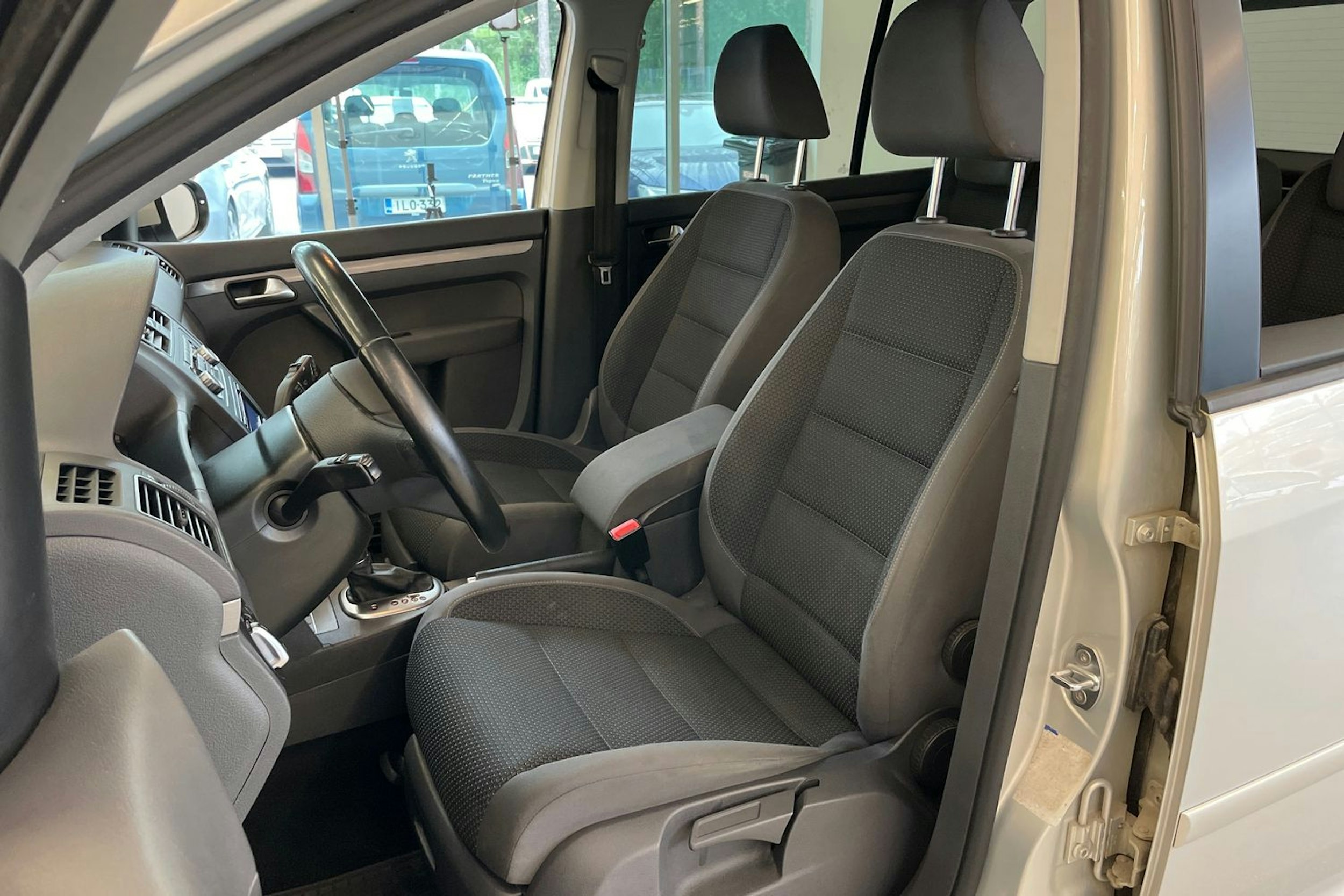 Hopea Volkswagen TOURAN 2011 kuva 24.