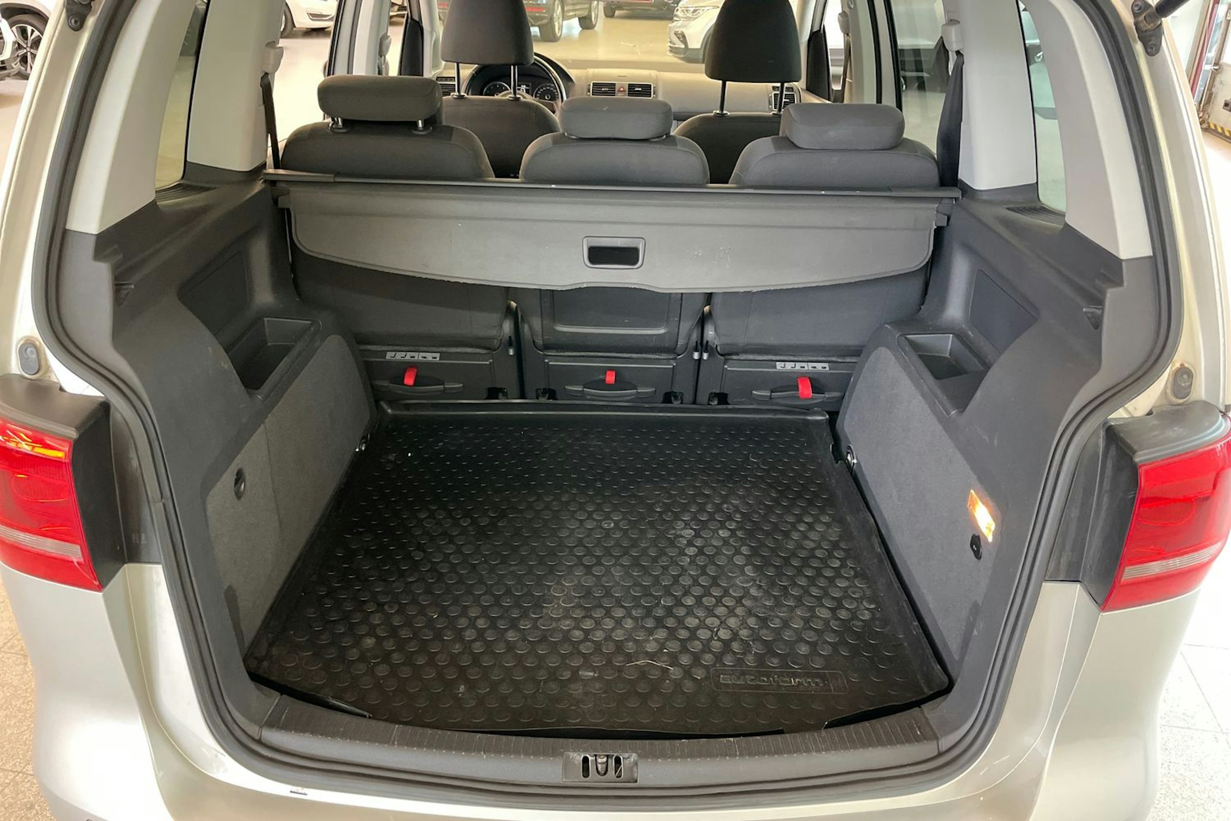 Hopea Volkswagen TOURAN 2011 kuva 26.