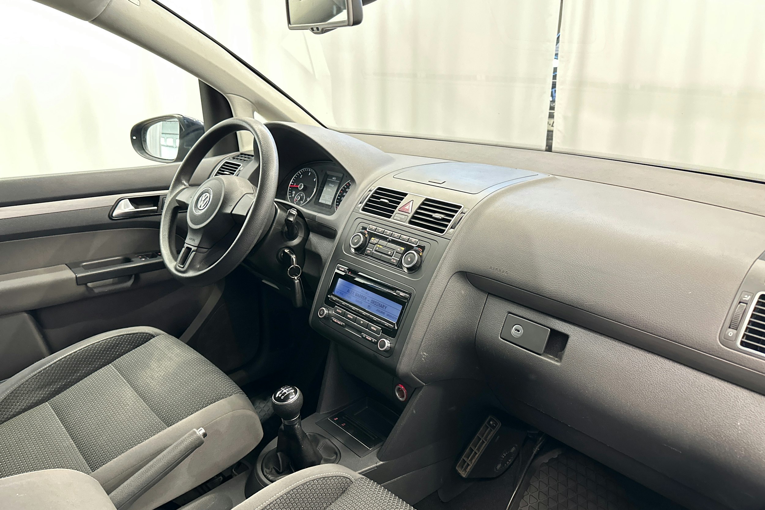 sininen Volkswagen Touran 2011 kuva 14.