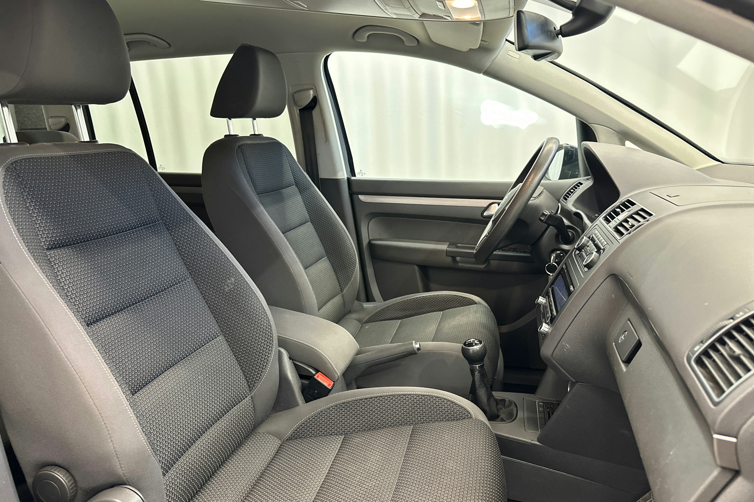 sininen Volkswagen Touran 2011 kuva 15.