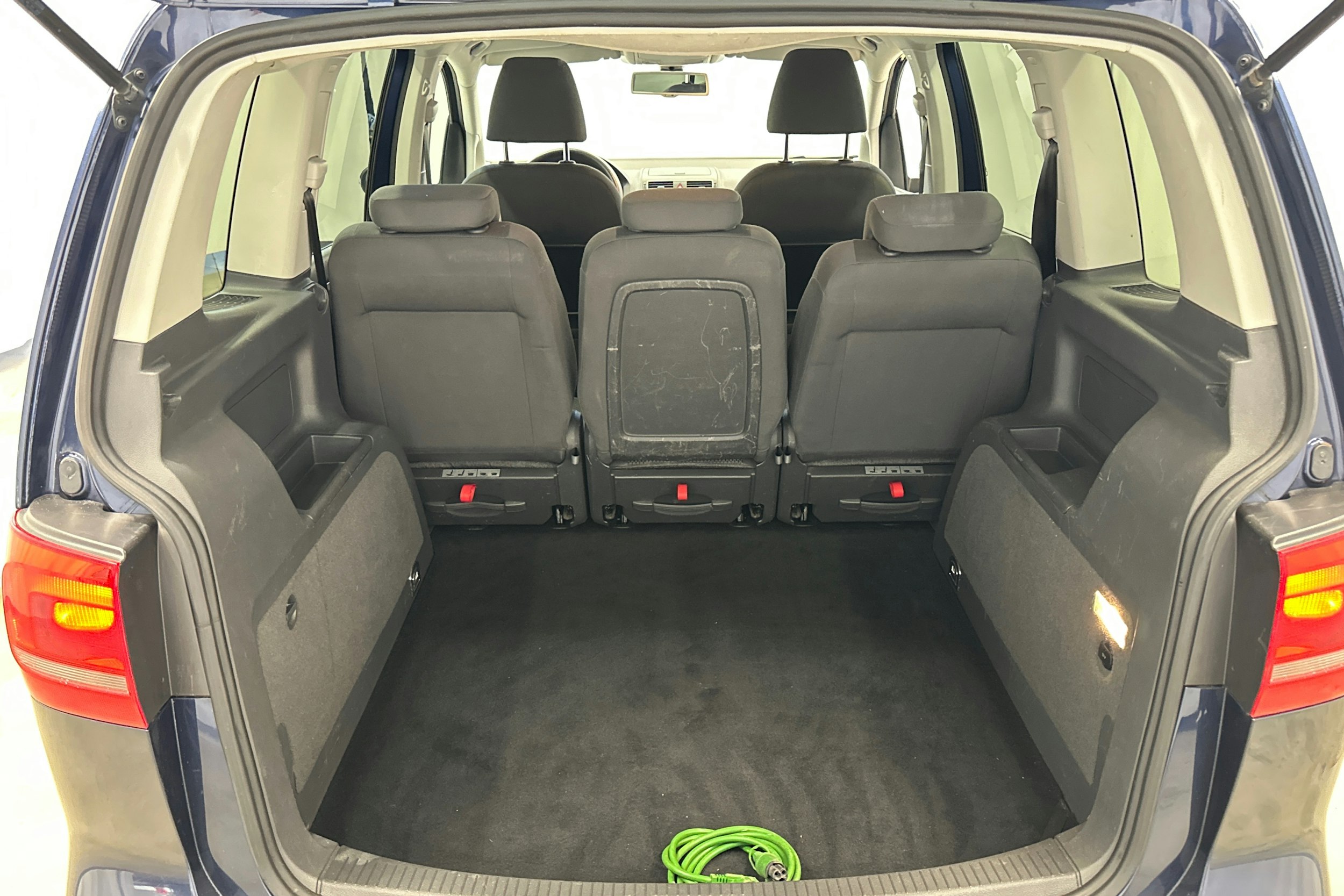 sininen Volkswagen Touran 2011 kuva 16.