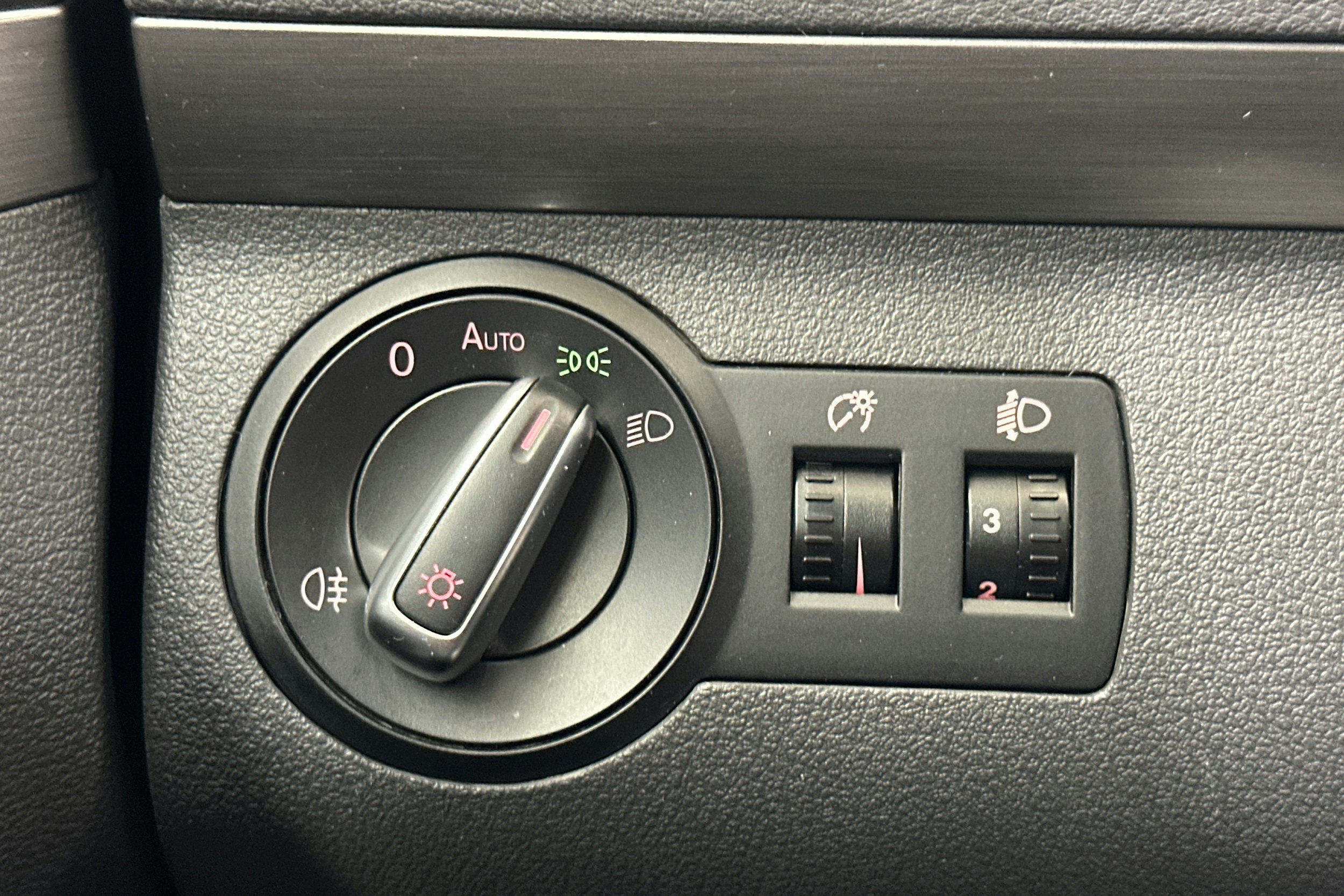 sininen Volkswagen Touran 2011 kuva 18.