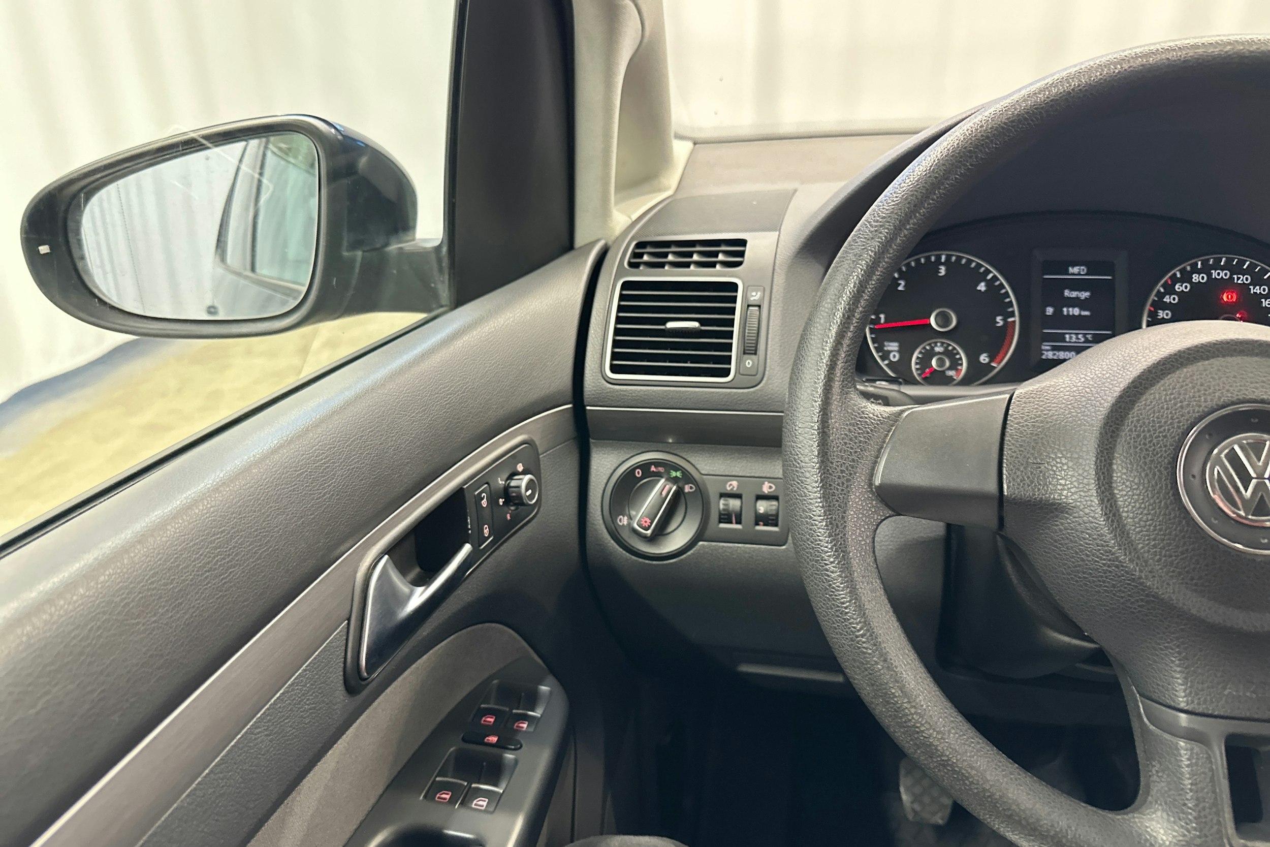 sininen Volkswagen Touran 2011 kuva 19.