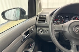 sininen Volkswagen Touran 2011 kuva 19.