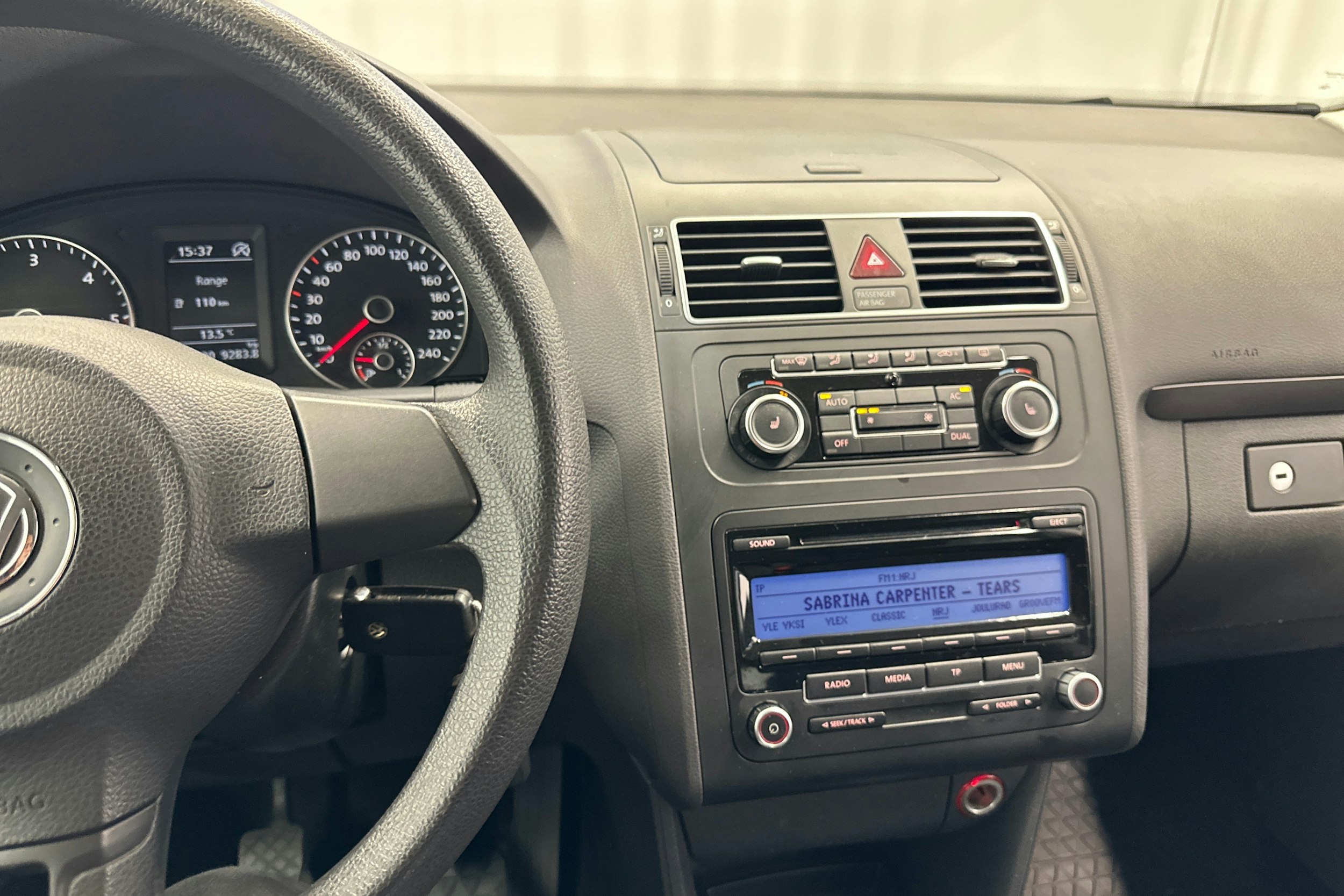 sininen Volkswagen Touran 2011 kuva 20.
