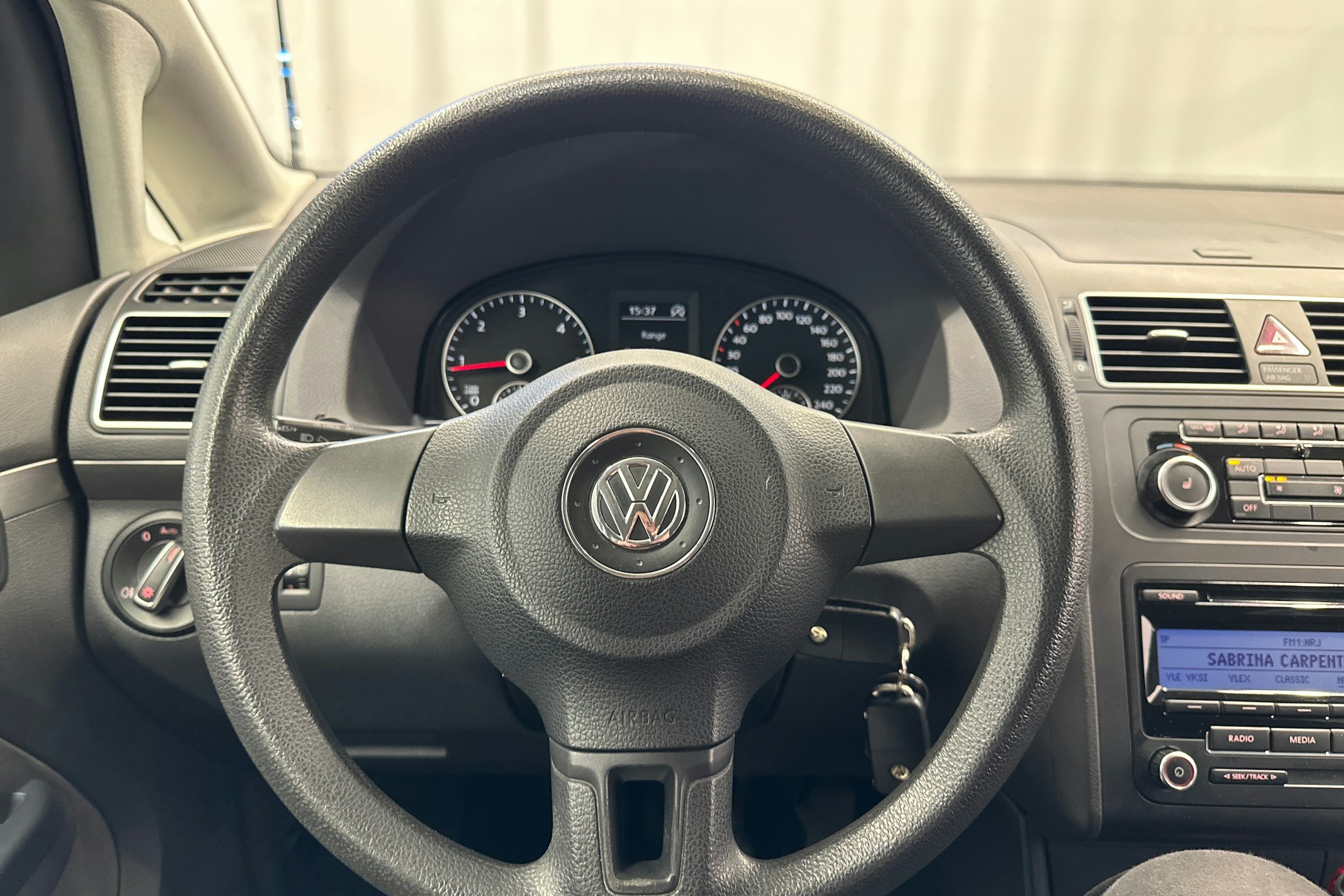 sininen Volkswagen Touran 2011 kuva 21.