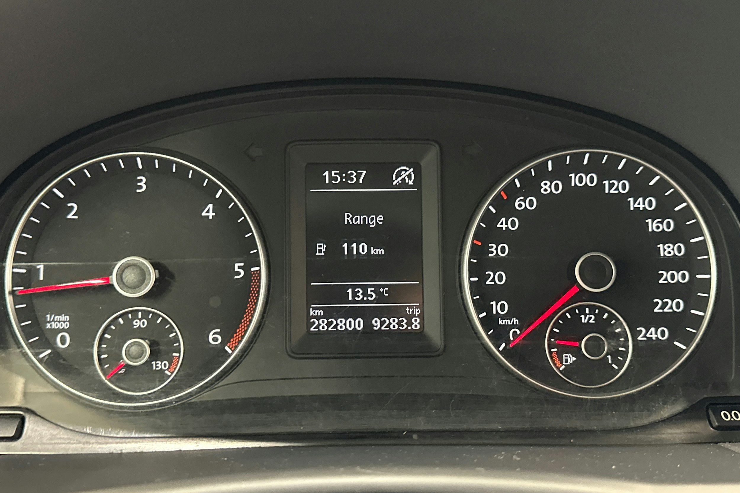 sininen Volkswagen Touran 2011 kuva 22.