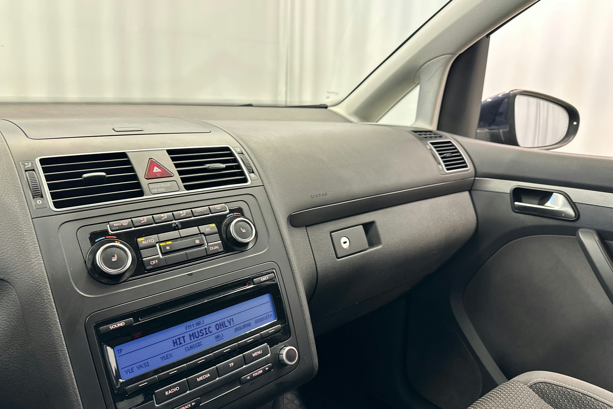 sininen Volkswagen Touran 2011 kuva 27.