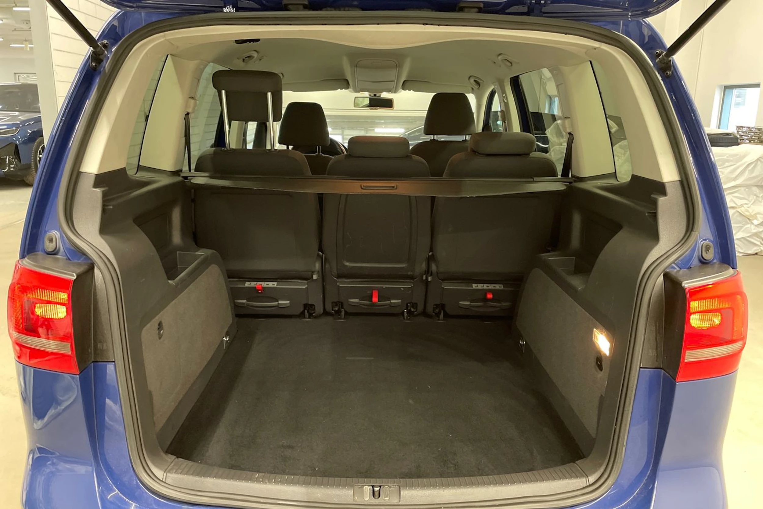 sininen Volkswagen Touran 2011 kuva 12.