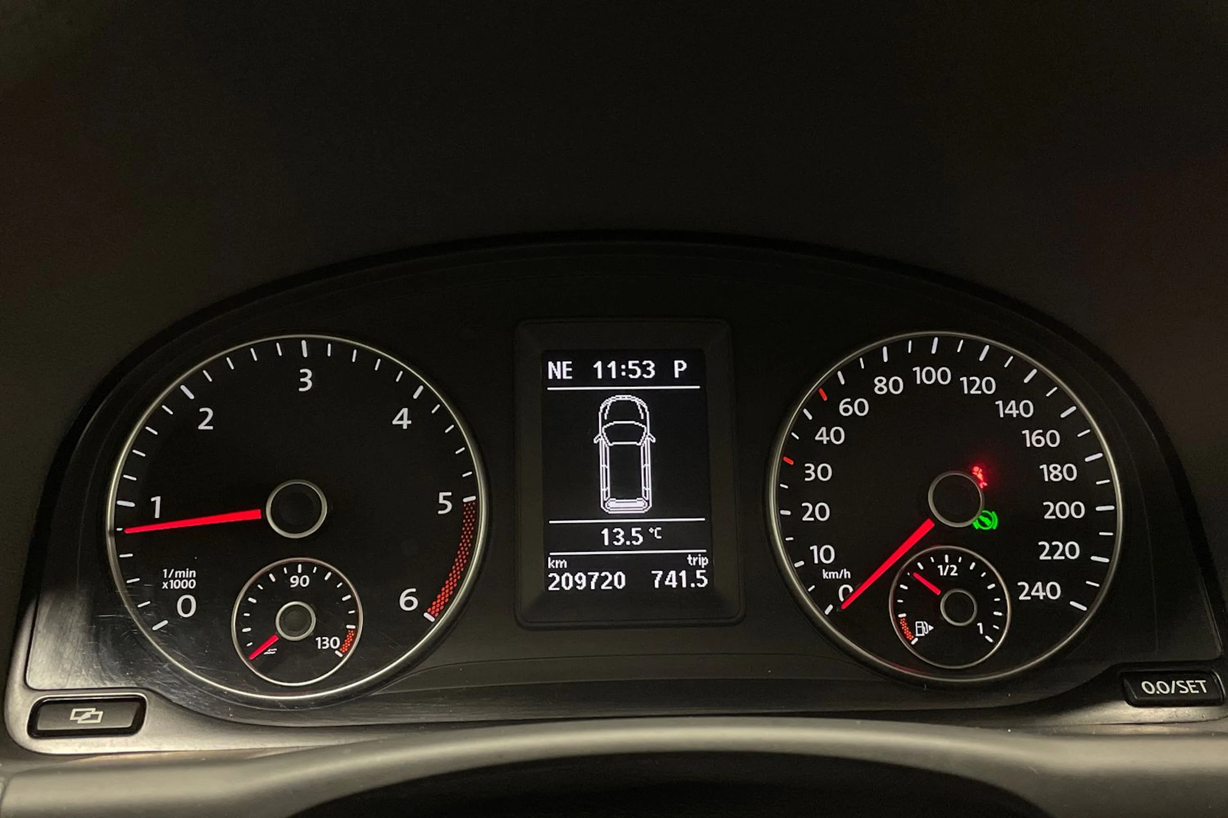 sininen Volkswagen Touran 2011 kuva 13.