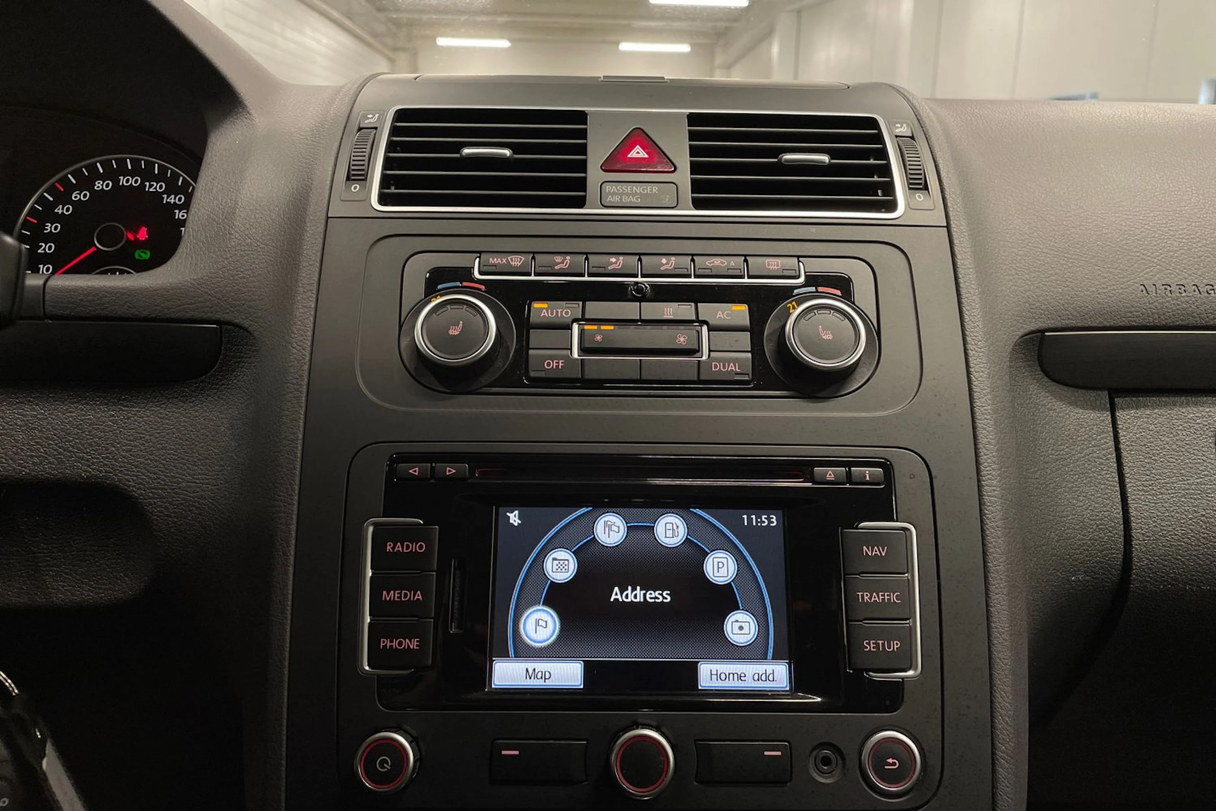 sininen Volkswagen Touran 2011 kuva 14.