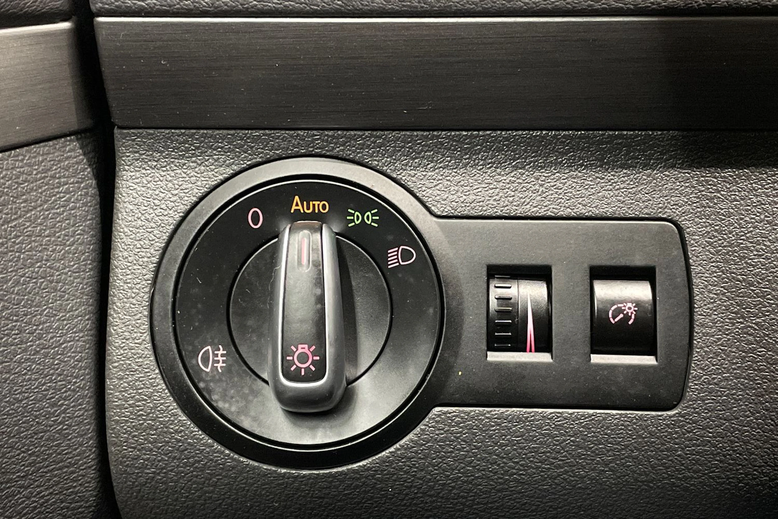 sininen Volkswagen Touran 2011 kuva 16.