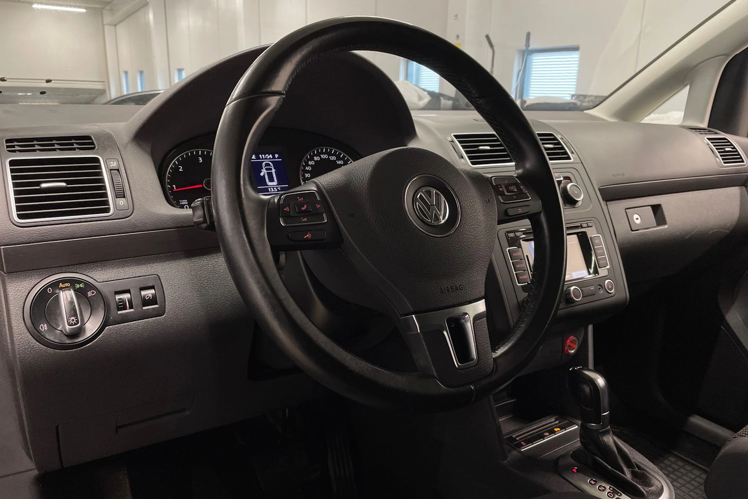 sininen Volkswagen Touran 2011 kuva 19.