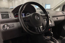 sininen Volkswagen Touran 2011 kuva 19.