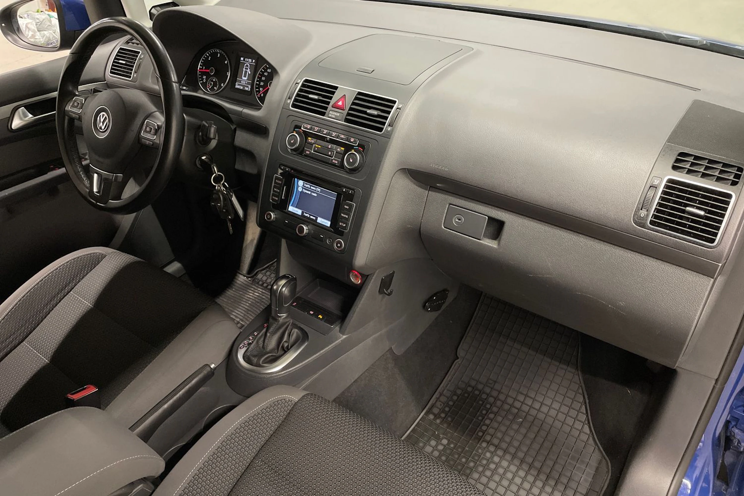 sininen Volkswagen Touran 2011 kuva 21.