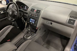 sininen Volkswagen Touran 2011 kuva 21.