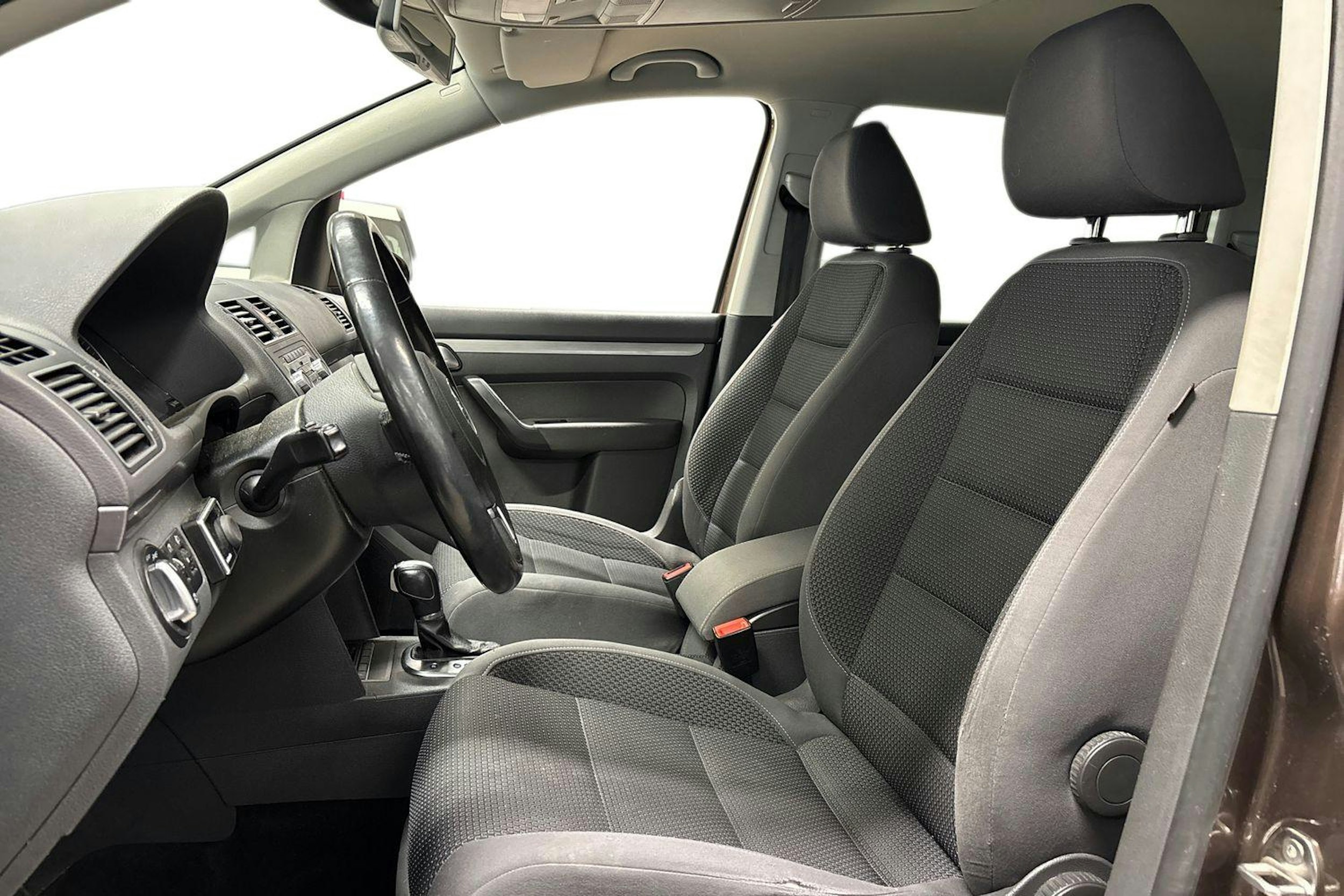 Ruskea (beige) Volkswagen TOURAN 2011 kuva 8.