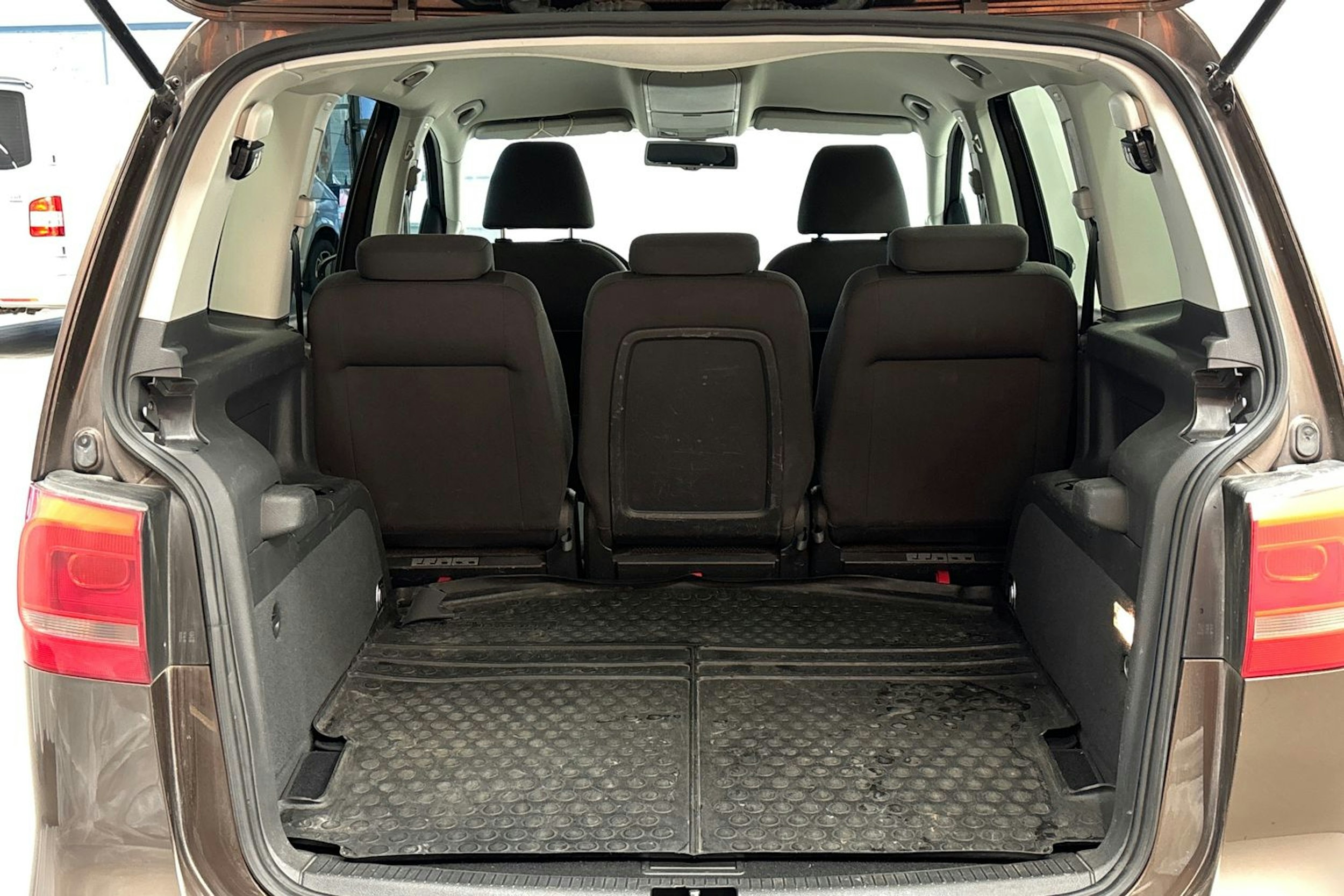 Ruskea (beige) Volkswagen TOURAN 2011 kuva 18.