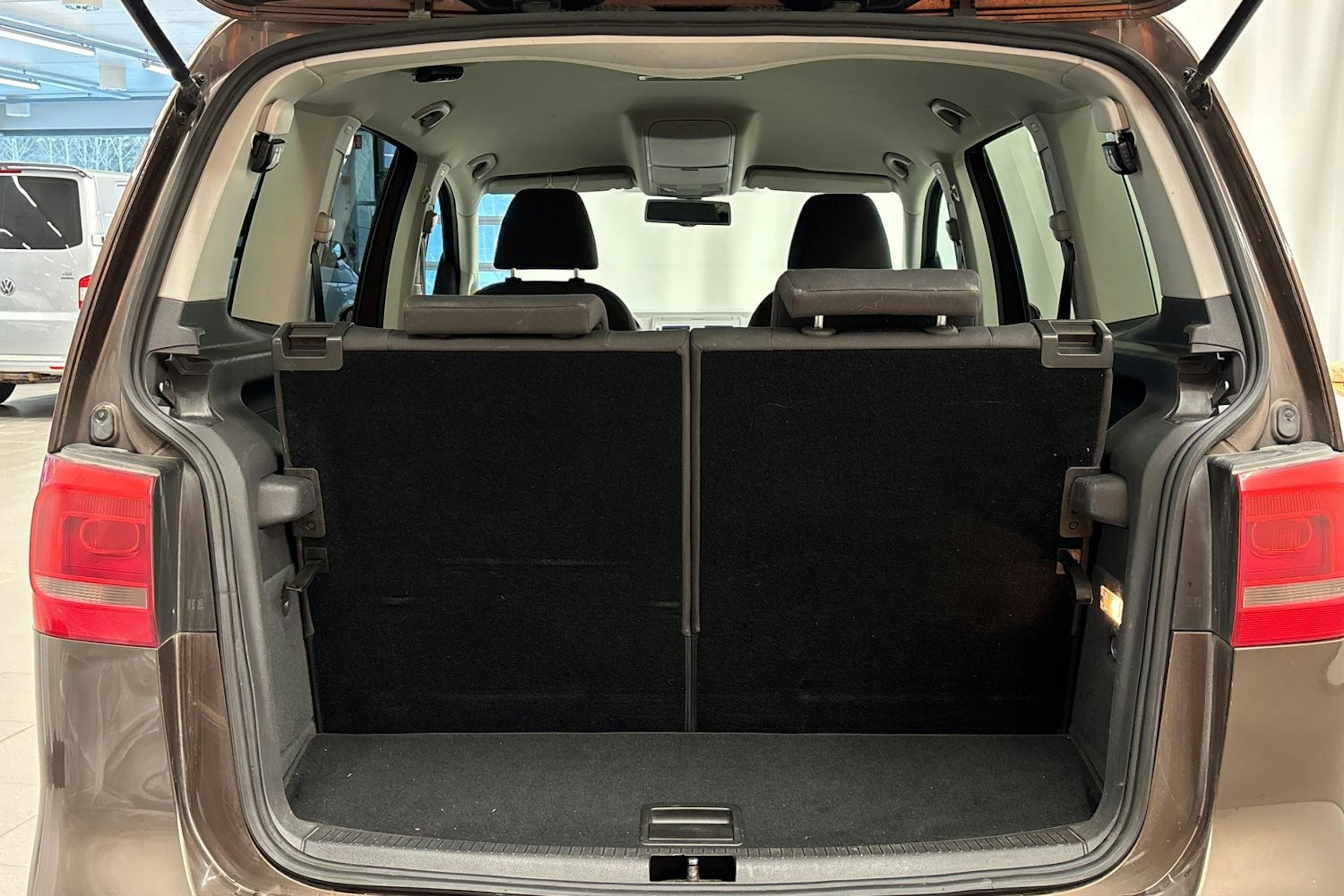 Ruskea (beige) Volkswagen TOURAN 2011 kuva 19.