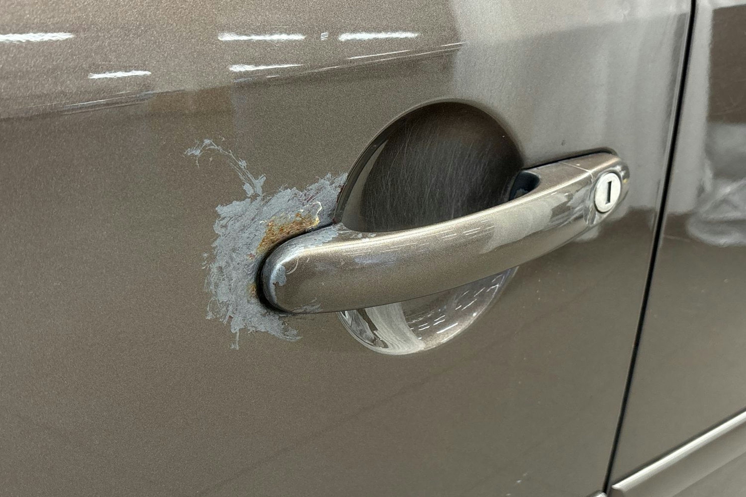 Ruskea (beige) Volkswagen TOURAN 2011 kuva 32.